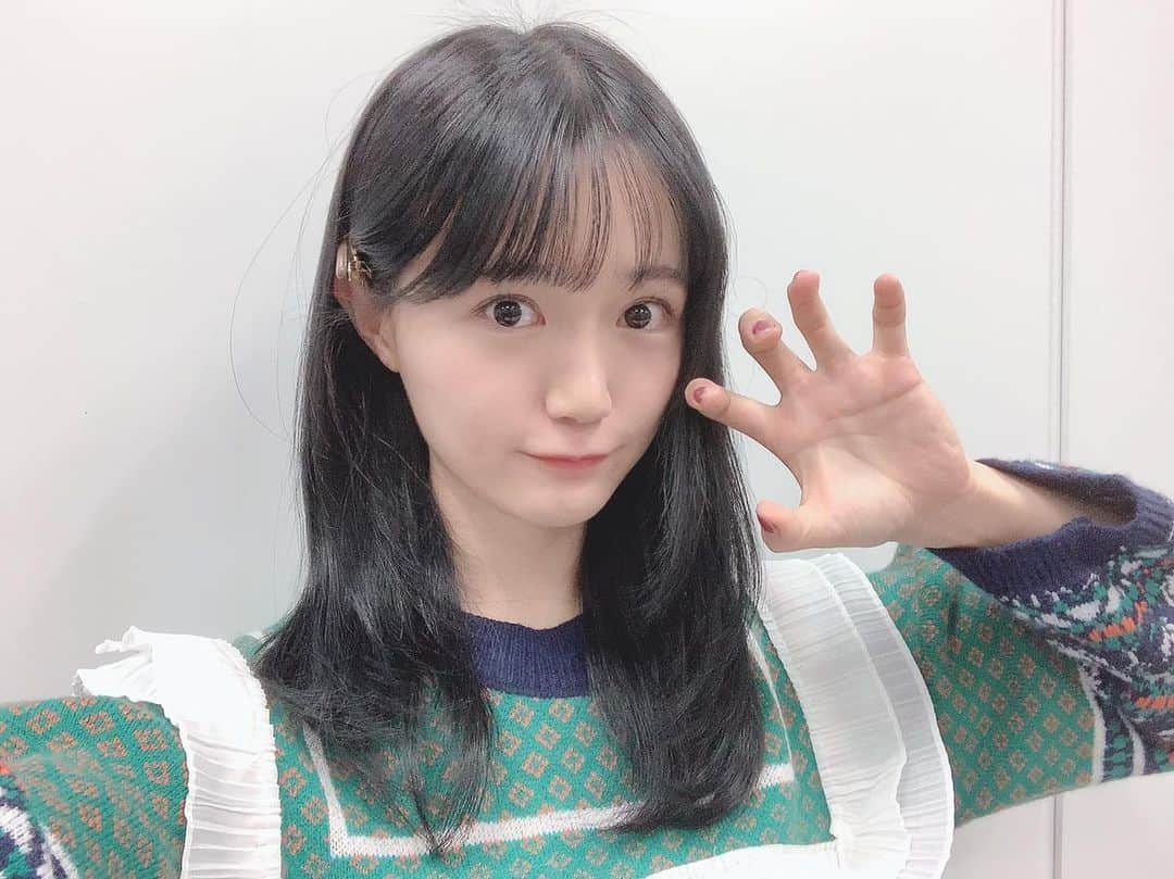 尾崎由香のインスタグラム：「12月初投稿😂 2020年もあと少しなので、出来るだけ、投稿しなきゃ‼️  そんな中、髪色がすっかり真っ黒に✨  昨日は、久しぶりに楽しかったな😌💕  #ヘアカラー　#ブルーブラック」