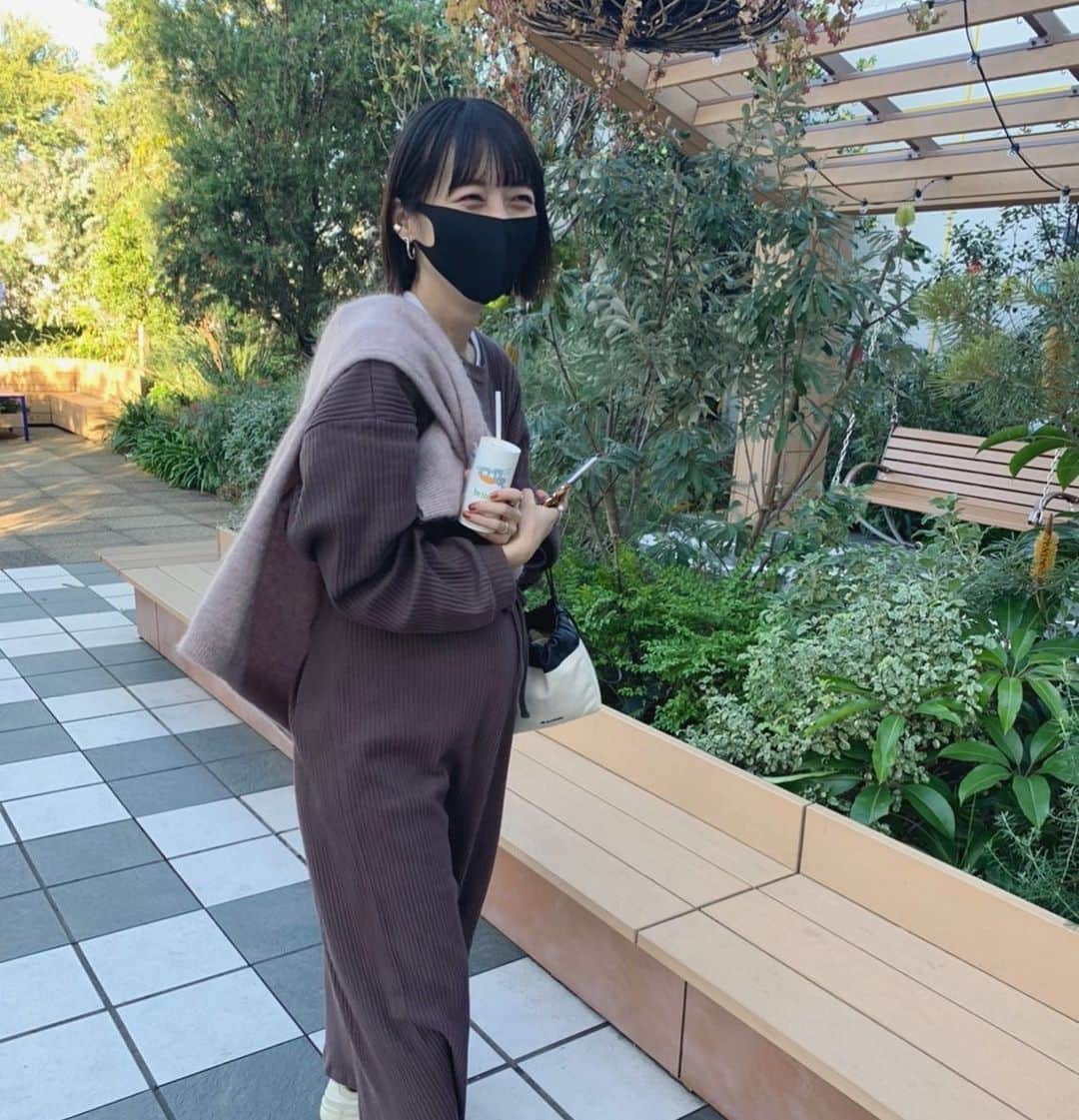 i_am_fukutaroのインスタグラム：「. 今31w3d👶🏻 予定日まで60日になりました。 来週の半ばには9か月に入ります。 お腹わかりやすい写真がこれしかない件…笑 エロ目の加速度w . ここまでくるとほんとあっという間。 . 初期は色々大変でしたが、 今じゃすっかり元気です。 . 血糖値も毎日測りつつ問題なく過ごせてますが お次は血圧を気をつけてとのこと。 前回のエコーで 胎盤が硬いとのことで栄養供給が あまりうまく行ってないのかもらしく 赤ちゃんの大きさが少し小さいらしいです。 成長曲線ギリだとか。 . このまま大きく育ってくれればいいのですが、 血圧が上がりやすくなるようなので、 塩分控えて気をつけた方が良いそうです。 . あと下肢静脈瘤にもなってしまっていて 足が見た目最悪です🥲 痛くもなんともないですが、 見た目最悪です🥲🥲 . 血流良くしたいです🥺 . とにかく無事に、健康に、 産まれてくれたらそれでいいです ほんとにそれしかないです。 . そして、師走感半端ないです。 . 残り少ない2020年、 みなさんが穏やかに過ごせますように🕊 . 事故など多くなる時ですので、 焦らずゆっくり過ごしてください☺️ . . . #31w3d#pregnant #maternity#maternitylife #maternityfashion #妊娠記録#マタニティコーデ #妊婦生活#妊娠8ヶ月 #acnestudios#baserange#jilsander」