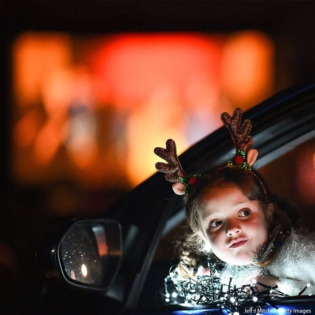 ABC Newsさんのインスタグラム写真 - (ABC NewsInstagram)「A young girl looks out of the car window as pupils, parents and guardians attend a school drive-in Christmas movie in Perth, Scotland.  #holidays #christmas #scotland」12月11日 21時00分 - abcnews