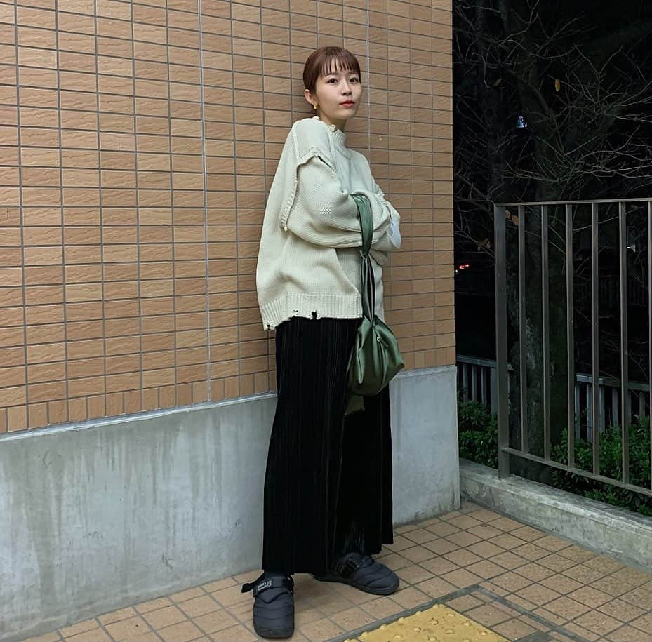 山本 絵里加のインスタグラム：「_ 楽ちんだけど少しデザインのあるニットがポイントに♡ 寒いと楽ちんで着込めるスタイルになってしまう⛄️ @reedit_official  #reedit #リエディ #リエディスタ#エシカルファッション #サステナブル #2020AW #fashion #ootd #トレンドファッション #コーデ」