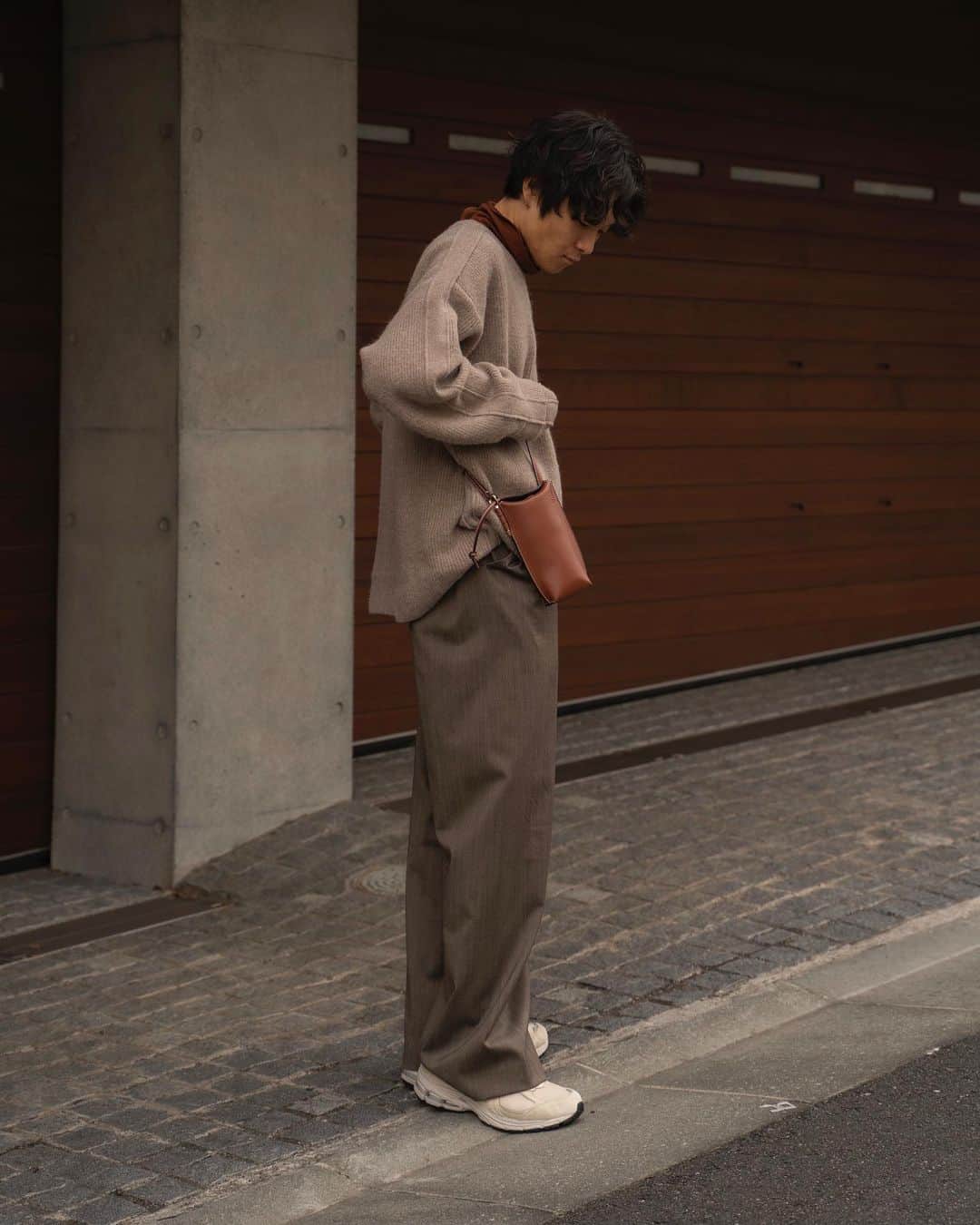 Ryoさんのインスタグラム写真 - (RyoInstagram)「ㅤㅤㅤㅤㅤㅤㅤㅤㅤㅤㅤㅤㅤ 昔は寒色ばかりだったのに気付いたら暖色ばかりに🍁🧣  knit:#yoketokyo × @storecarol  tee:#yoketokyo pants:#sunsea shoes:#newbalance2002 bag:#loewe」12月11日 21時00分 - ryo__takashima