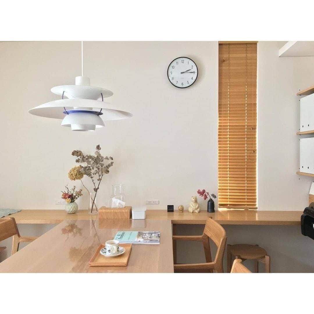 シンプルホーム公式アカウントさんのインスタグラム写真 - (シンプルホーム公式アカウントInstagram)「オークの床にグレーキッチンが映えるこちらのお家✨ . 名古屋モザイクのネオストン（タイル）を贅沢にあしらったキッチン横やテレビ裏の壁がとてもステキです😆🎵 . 木の温もりを感じつつも、モダンなテイストを上手に取り入れた @_miyukita_ さんのお家は真似したいポイント満載ですね🥰 . . こちらの素敵なお写真は @_miyukita_ さんの1枚です。 @_miyukita_ さんのIGは素敵なお写真ばかりですので、みなさんもぜひ参考にしてみてくださいね💕 . . ----------------------------------------------- シンプルホーム公式アカウントでは、みなさんのシンプルで洗練されたお部屋や暮らしのアイデアを毎日ご紹介しています✨ . 『 #シンプルホーム 』をつけて投稿いただいた中から素敵なお写真をご紹介していますので、ぜひ投稿してみてくださいね🎉 ----------------------------------------------- . . #家づくり #こだわりの家 #住まい #北欧インテリア」12月11日 21時00分 - simplehome_official