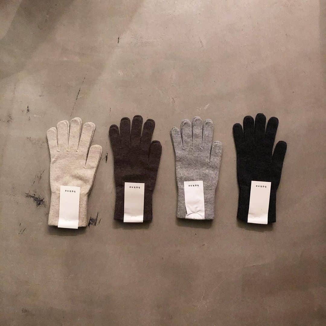 Enseさんのインスタグラム写真 - (EnseInstagram)「hakne (@hakne.me )さんから 毎年人気の手袋が届きました。  今年は4色のお色をEnseでご紹介いたします。  私も愛用している手袋なのですが リブ部分が少し長く暖かい。 細かい目で編まれた ウールが上品な雰囲気の手袋。  今年もヌクヌクです。  #Ense #EnseBridal #革 #革財布 #財布 #leatherwallet #革鞄 #鞄 #bag #leatherbag #革バッグ #革小物 #マリッジリング #オーダーメイド #京都 #三条 #kyoto #japan #madeinjapan #くつした #靴下 #ソックス#手袋#定番」12月11日 21時00分 - ense.jp