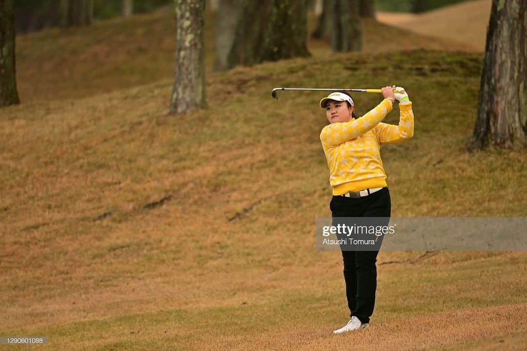 河野杏奈さんのインスタグラム写真 - (河野杏奈Instagram)「. JLPGA新人戦加賀電子カップ⛳️ 人生で一度きりの新人戦💪 このような状況の中開催して頂けたことに感謝しています🙇‍♀️✨ . 今日の後半のプレーは今年の私を象徴した内容でした。 11番ホールのミドルでは久しぶりにイーグルをとりました🦅💗 自分のイメージしていた球が打てて本当に嬉しかったです🌟 でもその後、1mのバーディーパットを外したり、ティーショットで池に入れてしまったり💦 良い流れをすぐに悪い流れにしてしまう😔詰めが甘いです😔 . 1年間応援ありがとうございました‼️ この試合の反省を活かし、来年成長した姿をお見せできるよう、オフ頑張ります💪✨ . #加賀電子カップ#新人戦#jlpga#92期生#同期 #すまーせん#同期同級生」12月11日 21時02分 - annakono_17