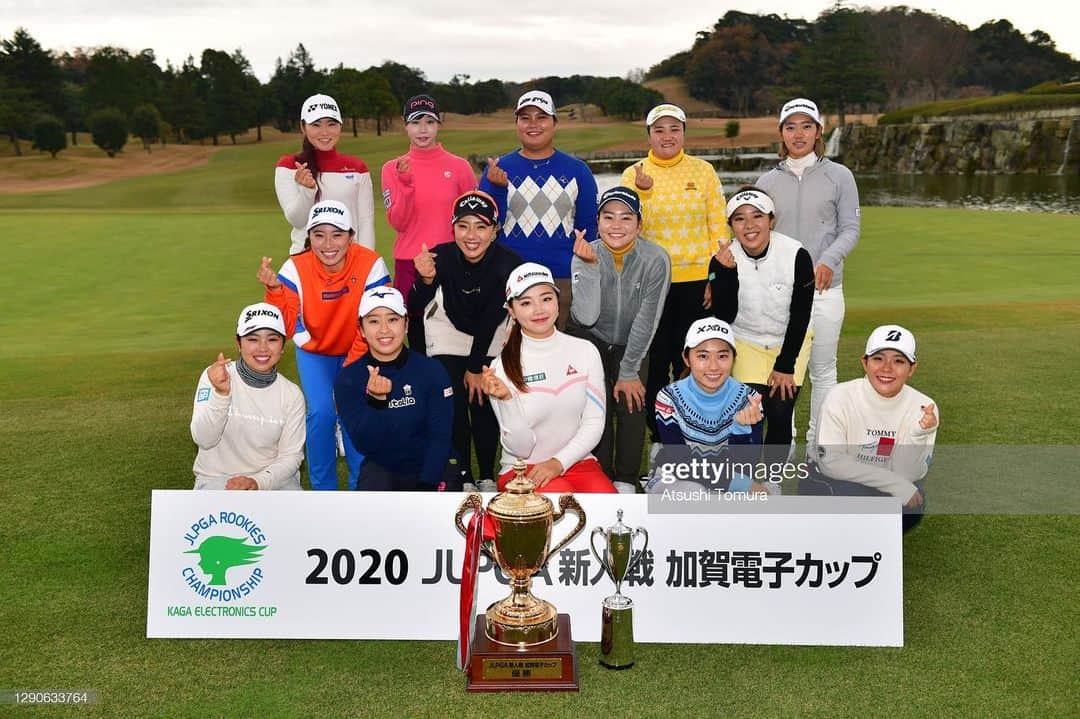 河野杏奈さんのインスタグラム写真 - (河野杏奈Instagram)「. JLPGA新人戦加賀電子カップ⛳️ 人生で一度きりの新人戦💪 このような状況の中開催して頂けたことに感謝しています🙇‍♀️✨ . 今日の後半のプレーは今年の私を象徴した内容でした。 11番ホールのミドルでは久しぶりにイーグルをとりました🦅💗 自分のイメージしていた球が打てて本当に嬉しかったです🌟 でもその後、1mのバーディーパットを外したり、ティーショットで池に入れてしまったり💦 良い流れをすぐに悪い流れにしてしまう😔詰めが甘いです😔 . 1年間応援ありがとうございました‼️ この試合の反省を活かし、来年成長した姿をお見せできるよう、オフ頑張ります💪✨ . #加賀電子カップ#新人戦#jlpga#92期生#同期 #すまーせん#同期同級生」12月11日 21時02分 - annakono_17