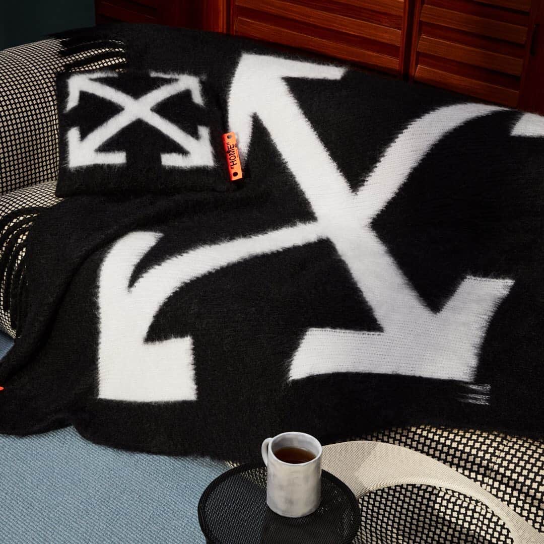 OFF-WHITE C/O VIRGIL ABLOHさんのインスタグラム写真 - (OFF-WHITE C/O VIRGIL ABLOHInstagram)「[home] Off-White™ exclusive wool blanket & pillows now available online at off---white.com and at select Off-White™ stores ~ @off___white___objects   set design c/o @l_aura_tocchet photography c/o @claudiazalla」12月11日 21時07分 - off____white