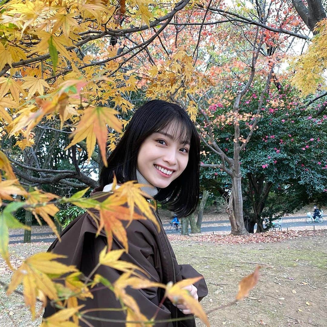 永井理子のインスタグラム：「少し前に、紅葉見に行ったときの！ けっこう散ってしまってたけど 唯一見つけた、もみじ🍁  @alexiastam_official のアウターが この日の気温にちょうど良かった🤎  photo by @chisamipo1030   #昭和記念公園」