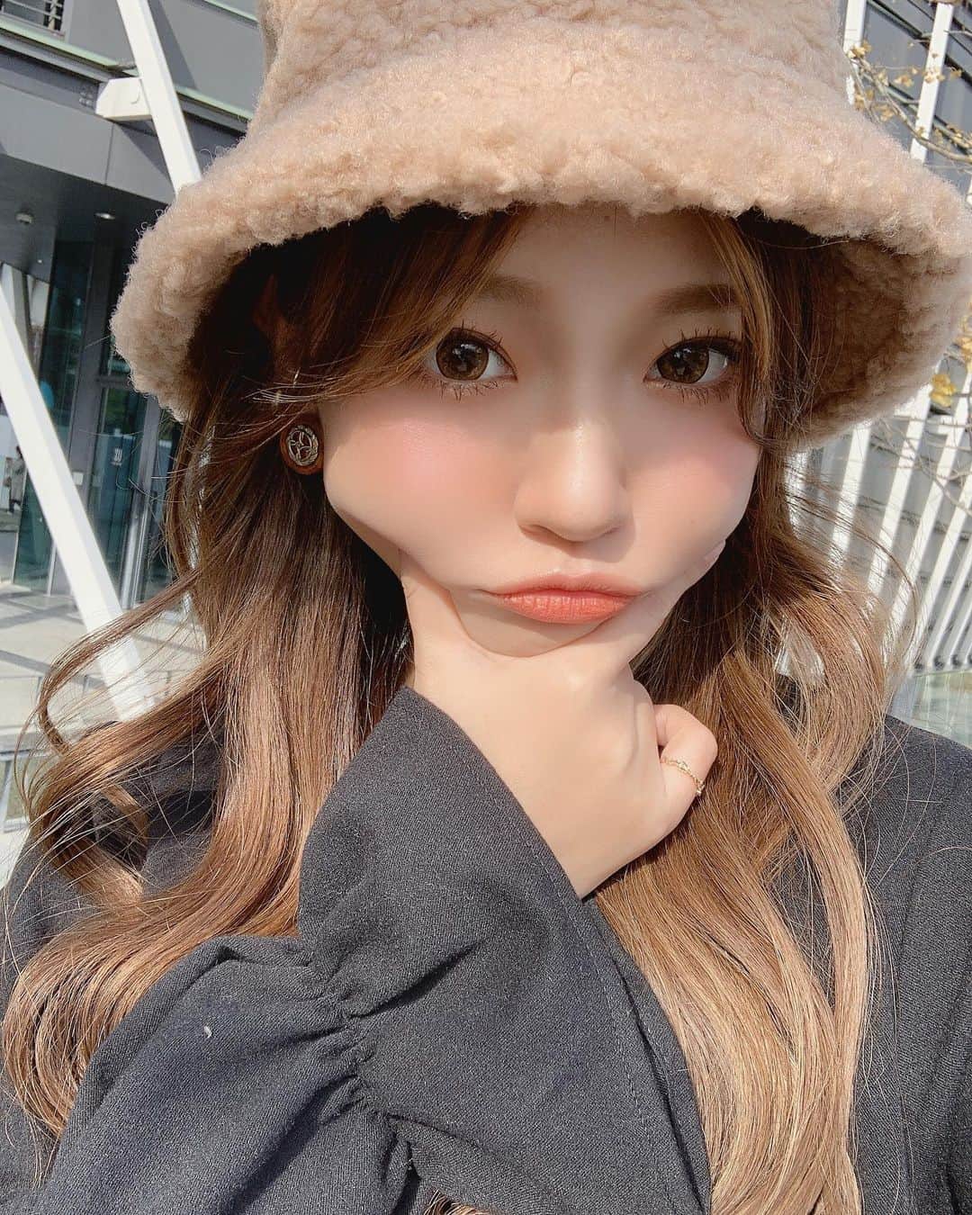 いっちゃん/嶋津 いつみのインスタグラム：「. . . もぉ年末が近づいて来てるとか…😱💨 . . . . 世間のみんなはいつまでお仕事なの？🐰 そして年末年始なにするの？❤️ . . . ちなみに私は31日まで働きまーす✌🏻 . . . .  #関西  #関西サロモ  #サロンモデル #サロモ #いっちゃん  #フリーモデル #関西モデル  #あざといっちゃん #かわいっちゃん #いっちゃんコーデ  #ブライダルモデル #アレンジモデル #ヘアカラー  #ヘアアレンジ #くしゃ顔」