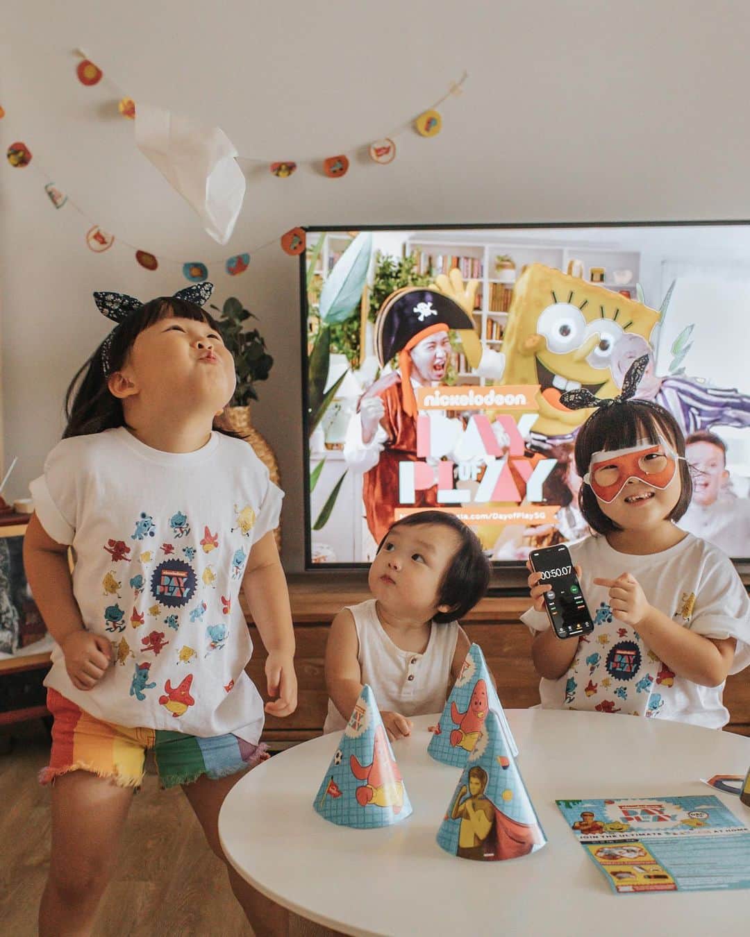 MOMOツインズのインスタグラム：「How long can you blow a piece of tissue paper up in air?  Leia is finding out in this #DayofPlaySG Challenge. Tune in tomorrow (Sat Dec 12) to Nickelodeon (Singtel CH240) from 12-3pm and play along for a chance to score prizes like the PlayStation 5 and Nintendo Switch. Head over to NickelodeonAsia.com/DayofPlaySG to find out how you can join the Day of Play Challenge with @nick_asia and win big!」
