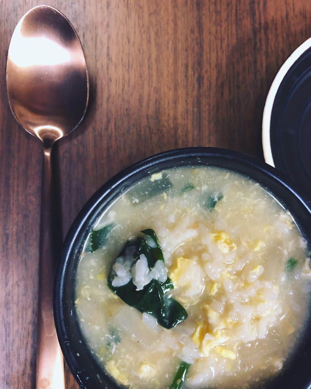 MIHOのインスタグラム：「撮影終わりで仕上がりチェック  なんでこんななる？ってくらいのワニワニパニック 笑い泣きしたいスケジュール  忘れてた〜、この焦燥感  日中はお弁当とかなので、夜はこれくらいにしとかねば  スイーツはたべるけど☺︎  さて、作業再開っ  ドラえもーーーーーんっ  #夜ゴハン #卵ぞうすい #大根 #ホウレンソウ #茅乃舎のだし #あぁ沁みる #クリスマス気分味わえない #去年はパリだったなー #こんな楽しかったなー #この時たくさん買った紅茶も飲み干して #調達しにいけないので西武のマリアージュフレール へ #現実逃避の2.3枚目 #さて、やるぞ」