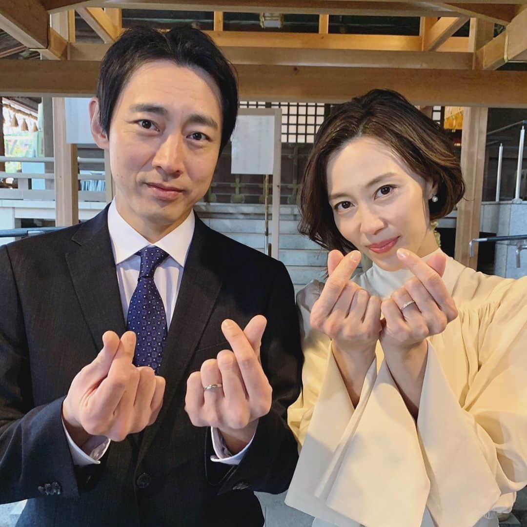 のインスタグラム：「【こいはは 第8話まであと1時間❤️】 今更ながら ご結婚おめでとうございます㊗️ あと1時間で始まりますよ〜😆💕💕 #tbs #金曜ドラマ #恋する母たち #だめキュン #木村佳乃 #吉田羊 #仲里依紗 #小泉孝太郎 #磯村勇斗 #奥平大兼 #宮世琉弥 #藤原大祐 #渋川清彦 #玉置玲央 #矢作兼 #阿部サダヲ #指輪が眩しいです💍✨ #色々あって結ばれたふたりだから #どんな壁も乗り越えていけるはず…」