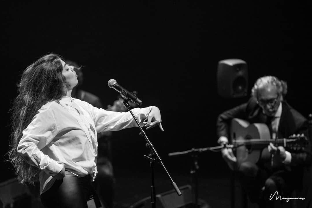 DeFlamenco.comのインスタグラム：「Soleá Morente. Herejía flamenca, delirio pop  por @gomezgufi  ayer en #SumaFlamenca 2020  En la portada de nuestra web deflamenco.com   https://www.deflamenco.com/revista/resenas-actuaciones/solea-morente-herejia-flamenca-delirio-pop.html  #flamenco #deflamenco #fotoflamenco #sumaflamenca2020 📷 @manjavacas.flamenco」