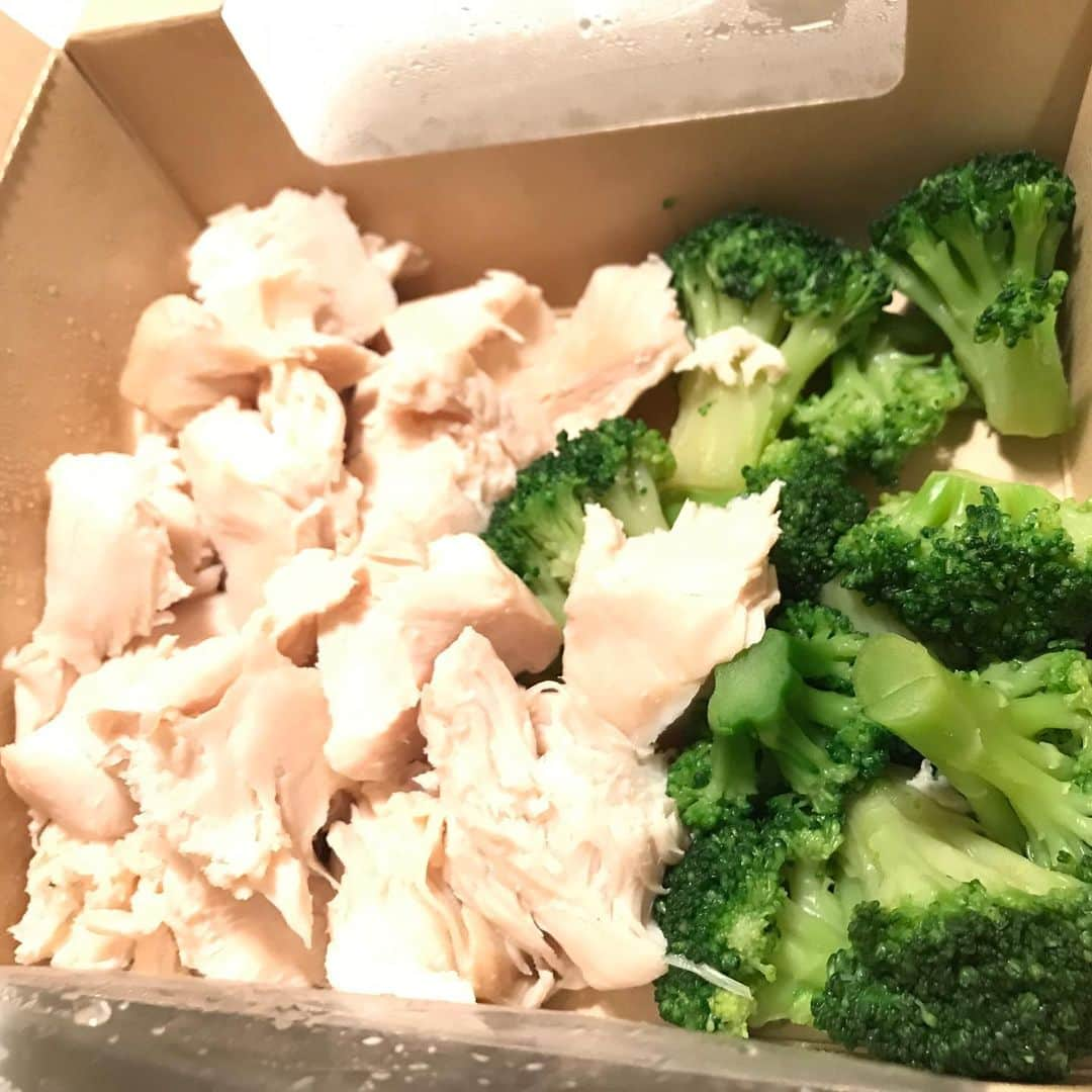 桃紅茶さんのインスタグラム写真 - (桃紅茶Instagram)「大阪で初めてのUberEats♪ 東京ではなかなか頼めない究極のブロッコリー★ バカ上手い！！ #たこ焼き　#究極のブロッコリー」12月11日 21時15分 - momo.teatea_0223