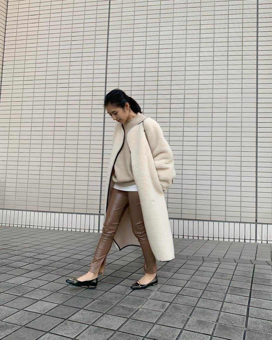 小林さりさんのインスタグラム写真 - (小林さりInstagram)「coordinate⋆︎* ・ ・ 今日のテーマもひつじ♡ ひつじさんコートを着たので、バッグにもひつじさんをぶら下げていきました◡̈°. ・ ・ #ボアコート………#akte #ニット…………….#tomorrowland  #Tシャツ…………..#uniqlo  #レザーパンツ……#mite #バレエシューズ…#tods #カゴバッグ……….#amongout  ・ ・ 今年みんな履いてるレザーパンツは初挑戦◡̈°. コレだけで今年っぽコーデになる気がする♪ ・ ・ #コーディネート #コーデ #ワントーンコーデ #ベージュコーデ #白コーデ #レギパン #ひつじコーデ #さりの服 #sサイズ #sサイズコーデ」12月11日 21時16分 - _____sari