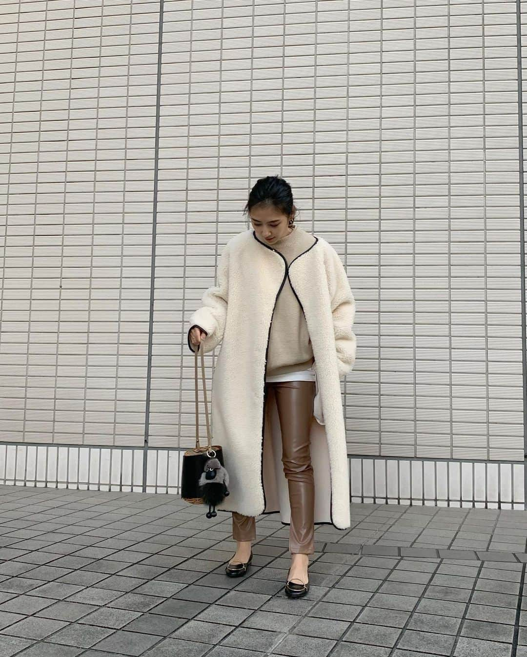 小林さりさんのインスタグラム写真 - (小林さりInstagram)「coordinate⋆︎* ・ ・ 今日のテーマもひつじ♡ ひつじさんコートを着たので、バッグにもひつじさんをぶら下げていきました◡̈°. ・ ・ #ボアコート………#akte #ニット…………….#tomorrowland  #Tシャツ…………..#uniqlo  #レザーパンツ……#mite #バレエシューズ…#tods #カゴバッグ……….#amongout  ・ ・ 今年みんな履いてるレザーパンツは初挑戦◡̈°. コレだけで今年っぽコーデになる気がする♪ ・ ・ #コーディネート #コーデ #ワントーンコーデ #ベージュコーデ #白コーデ #レギパン #ひつじコーデ #さりの服 #sサイズ #sサイズコーデ」12月11日 21時16分 - _____sari