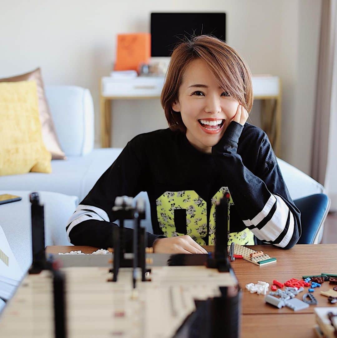 のインスタグラム：「. ひっっっっさびさにハマったもの！！ 🔶🟩🔹大人のLEGO🔹🟩🔶 　 　 いやーーー、 久々にこんなに熱中してしまいました。 　 　 LEGOで遊ぶなんて数十年ぶりだけど、 いま大人向けのLEGOがたくさん出てるみたいで、 クオリティーがものすんごいの。 　 　 私はグランドピアノに挑戦してみました💁‍♂️ 　　 　 届いて、箱開けてみたときは、 ピースの多さに軽く絶望しかけたけど（笑） いざやり始めてみたらハマるハマる。 私の熱中ぶりに、旦那さんもやりたくなっちゃって、 結果、夫婦二人でLEGOに夢中。笑 とっても楽しい時間を過ごせました〜！！ 　 　 制作時間は、約２日半。 もっとかかるかなーと思ってたけど、 意外にあっとゆーまだったかも。 アプリと連動させると、 ピアノが自動演奏してくれるんだけど、 動いた時の喜びはひとしお。 アーティスティックな外見だから、 飾っておいても絵になるし、インテリアにもちょうど( 👍ᐛ)👍💕グー 　 　 作りごたえ抜群で、いい達成感を味わえました。 　 　 久々に童心に返りたい皆様、おすすめです！！！ お正月休みに思いっきり、ハマってみてくださいな(๑′ᴗ‵๑) 　 　 #LEGO #大人のレゴ #レゴ #グランドピアノ #PR　#おうち時間 #おうち時間の過ごし方」