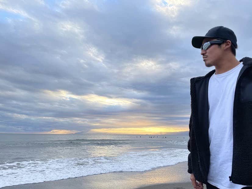 金尾玲生のインスタグラム：「.  波チェックや、ランニング、サイクリングの際にこのBose Frames Tempoスポーツサングラスがめちゃ調子良い！ 着け心地がすごく良くてストレスなく、ハイクオリティの音がサングラスから聞こえるの！ しかも周りの音も同時に聞くことができるから安心！ 天気によっては、レンズ取り替え可能でーす✌️  #BOSE #BoseFrames #BoseAmbassador @bose」