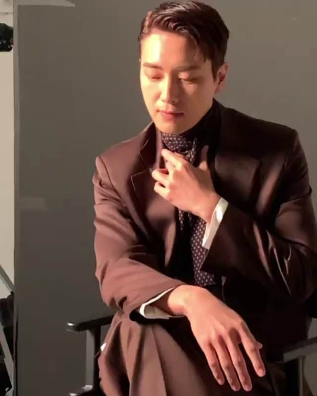 イ・ジュニョクのインスタグラム：「Reposted from @acefactory.official ⠀⠀⠀ ⠀ [ACE FACTORY NAVER POST OPEN] 2020 베스트 연기상✨ 포스트에 추가 컷이 공개됐습니다🤗❤️ ⠀ 📮http://naver.me/5YnXjaBV ⠀ #이준혁 #Leejunhyuk #2020AsiaArtistAwards #AAA #2020AAA #아시아아티스트어워즈 #베스트연기상 #bestactingaward #365운명을거스르는1년 #비밀의숲2 #2021 #OCN #다크홀 #에이스팩토리 #acefactory #ACECUT📸」