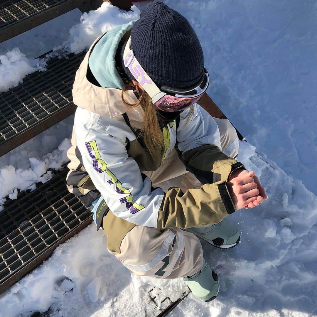 大江光さんのインスタグラム写真 - (大江光Instagram)「New wear✨  今年は analog man です。 スタイル出して行く予定です。 宜しくお願いします🦄 . . . #burton #analog #バートン　 #oakley #オークリー #スノーボード #スノーボード女子 #かぐらスキー場」12月11日 21時22分 - hikaru3.83