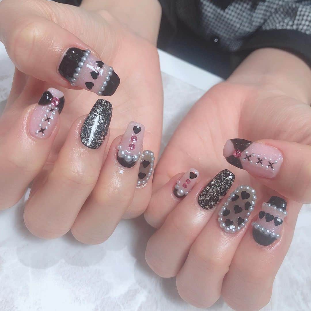 信野樹奈のインスタグラム：「. はじめての！黒！🖤 .  #ネイル #黒ネイル」