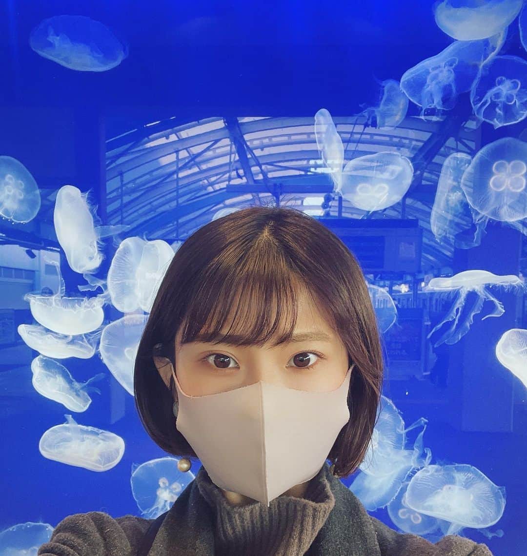 のインスタグラム：「去年の誕生日は水族館と動物園に行きました🐠 今年はどうしようかなー 水族館かな〜動物園かな〜 はたまた違うアクティビティーに挑戦しちゃおうかな〜  まだまだ誕生日が楽しみな私です😊🤍  #今年で28歳 ✌🏻 #12月25日生まれ  #クリスマス 🎄 #小俣里奈 #水族館　#動物園　 #くらげ」