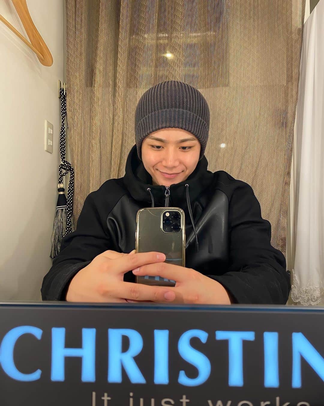 KAZUKI【ANFiNY】のインスタグラム：「ここばなでも話したけど メンテナンスいてきたよん😙💪✨  相変わらず美容詳しくないけん 教えて貰ったことそのまま書いてく🤣笑  ◾️脇ボトックス  冬の時期て寒くて着込むけん 意外と脇汗かきがちやない？🤔  やけん、脇汗気になる人は ボトックスを打てばピタリとなくなるみたい😏✨  てかね！何より生活が快適！笑 私服とかで汗かくの昔から嫌やったけん まじでやってよかった🤣笑  麻酔クリームも塗って貰ったし 先生 @christinaclinic_matsushima  がうま過ぎて痛みも全然大丈夫やた😳✨ まじで感謝です😭  脇だけやなくて手のひらとか 足の裏もできるらしいよ！👍  傷跡もダウンタイムもないけん みんな安心して行ってみて😤💪✨  ps.脇汗の分が手汗に行きますよに。 足汗になって足臭くなりませんように。  笑  相変わらず素敵なクリニックでした😭✨ またお願いしますっ！！！  #ANFiNY #KAZUKI #メンテナンス #美容九州男児代表  笑 #クリスティーナクリニック #christinaginza #銀座 #脇ボトックス」
