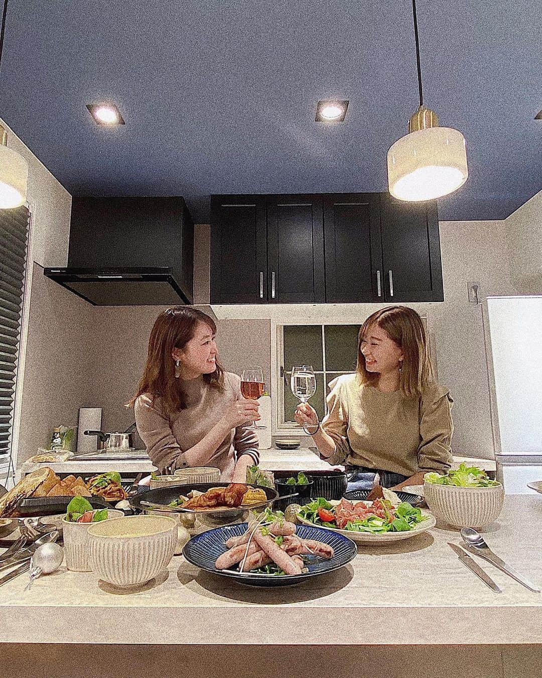 大野愛友佳のインスタグラム：「Christmas party🎄  少し早いクリスマス女子会..🥰  仕事が終わってから集まったけど、 ご飯作って、ケーキも買って..🍰  キッチン付きで生活用品があって、設備も充実してたから ご飯の準備もらくちん🍴  お部屋も広くて、暮らしてるみたいにくつろげたし、とにかくずっとくだらないことで笑って、真剣な話もできて充実感◎  この時期はとても助かります🙏  #reallifeaoyama#南青山#青山一丁目#表参道#レンタルルーム#クリスマス女子会#女子会ディナー#クリスマスパーティー#クリスマスパーティー料理#エアビー#エアビー女子会#カウンターキッチン#アパートメントホテル @rl_tokyo」