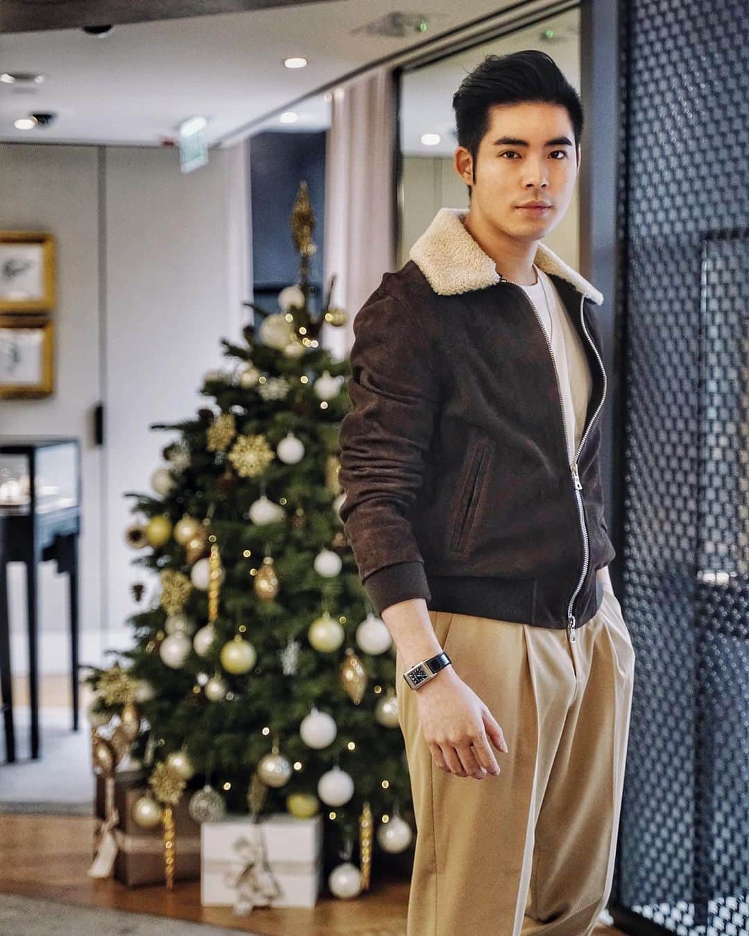 Christoffer Chengのインスタグラム：「The Reverso design is the most iconic style from Jaeger-LeCoultre, where the dial can be flipped to reveal another dial face or a plain face, perfect canvas to engrave something meaningful! I personally love this design mostly because it’s classic and more suitable for guys with thinner wrists like mine. What do you think of the Reverso? @mrportelive #MRPORTERLittleLuxuries #MRPORTERwatches @jaegerlecoultre #JaegerLeCoultre #HomeofFineWatchmaking」