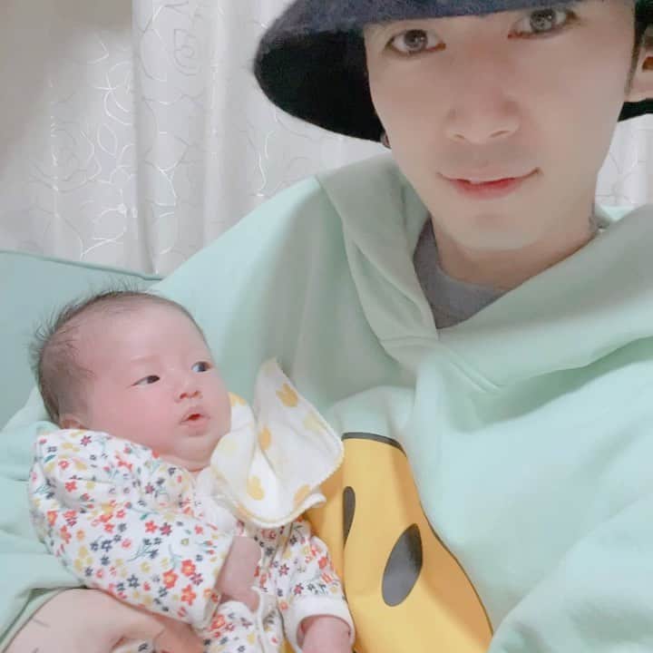 加藤 聖也のインスタグラム：「. 妹の子供に会いに実家へ ちょうど健診で戻ってると言うことで😙 姪っ子の玲ちゃん😌 とてつもなく可愛いです🤤💕　 抱っこしてたら寝ちゃった😂笑 可愛すぎて可愛いすぎて...  なんて呼んでもらおうかな〜🤭 #baby #姪っ子 #可愛くてしょうがないです #赤ちゃん好きすぎる🤤 #とうとうおじさんになっちゃいました🤗」