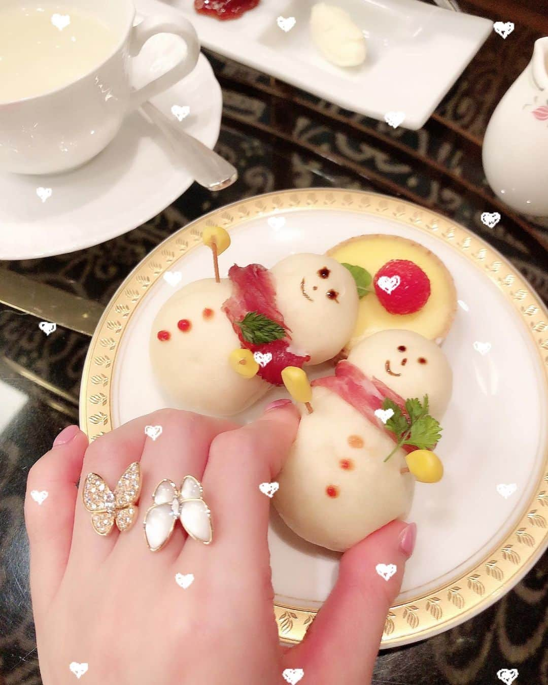 瑞咲まみさんのインスタグラム写真 - (瑞咲まみInstagram)「🎄🎁❄️ 雪だるまとちょうちょ⛄️💓🦋  可愛い…🥰💕💕 . . . #雪だるま #東京カフェ #ヌン活 #アフタヌーンティー #ドゥパピヨン #ヴァンクリ #vancleefarpels  #vca」12月11日 21時31分 - ma_09_mi