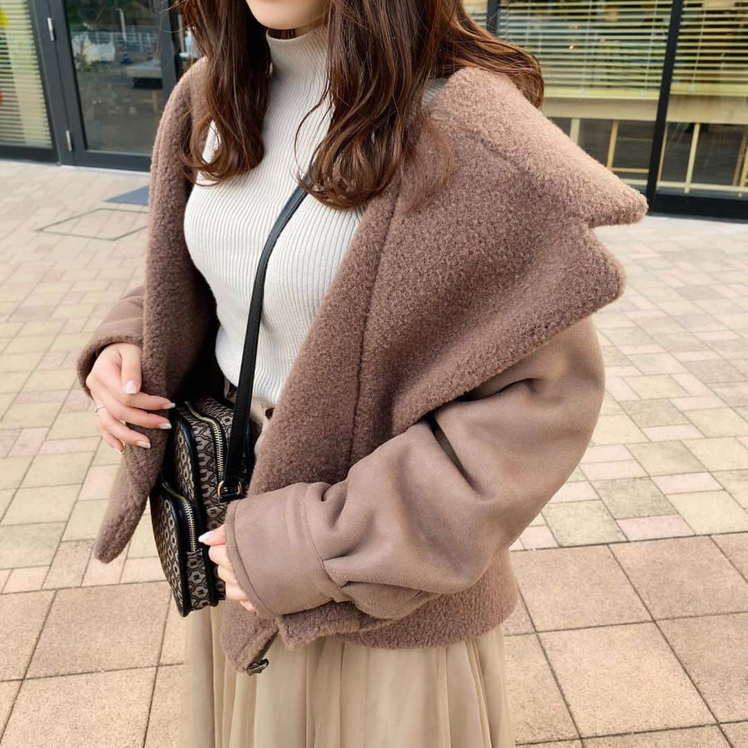 のインスタグラム：「. . . 本格的に寒くなってきたから🧸さんアウター投入👏🏻👏🏻 . . . 現在発売中の　#リバーシブルルーズボアJK . . 私はスエード側が お気に入りだけど裏側の全面ボアもかわいい〜🤤💓💓 . . リバーシブルっていつも片方しか着なくなってしまうタイプなんですがこのアウターはどっちも可愛いからちゃんと活用できそう✌🏻✌🏻 . . . #rienda #riendastyle #私服　#fff #いいね返し　#ファッション　#今日のコーデ　#ootd #fashion #ボアブルゾン #ボアジャケット　#スエード #冬　#冬コーデ　#アウター」