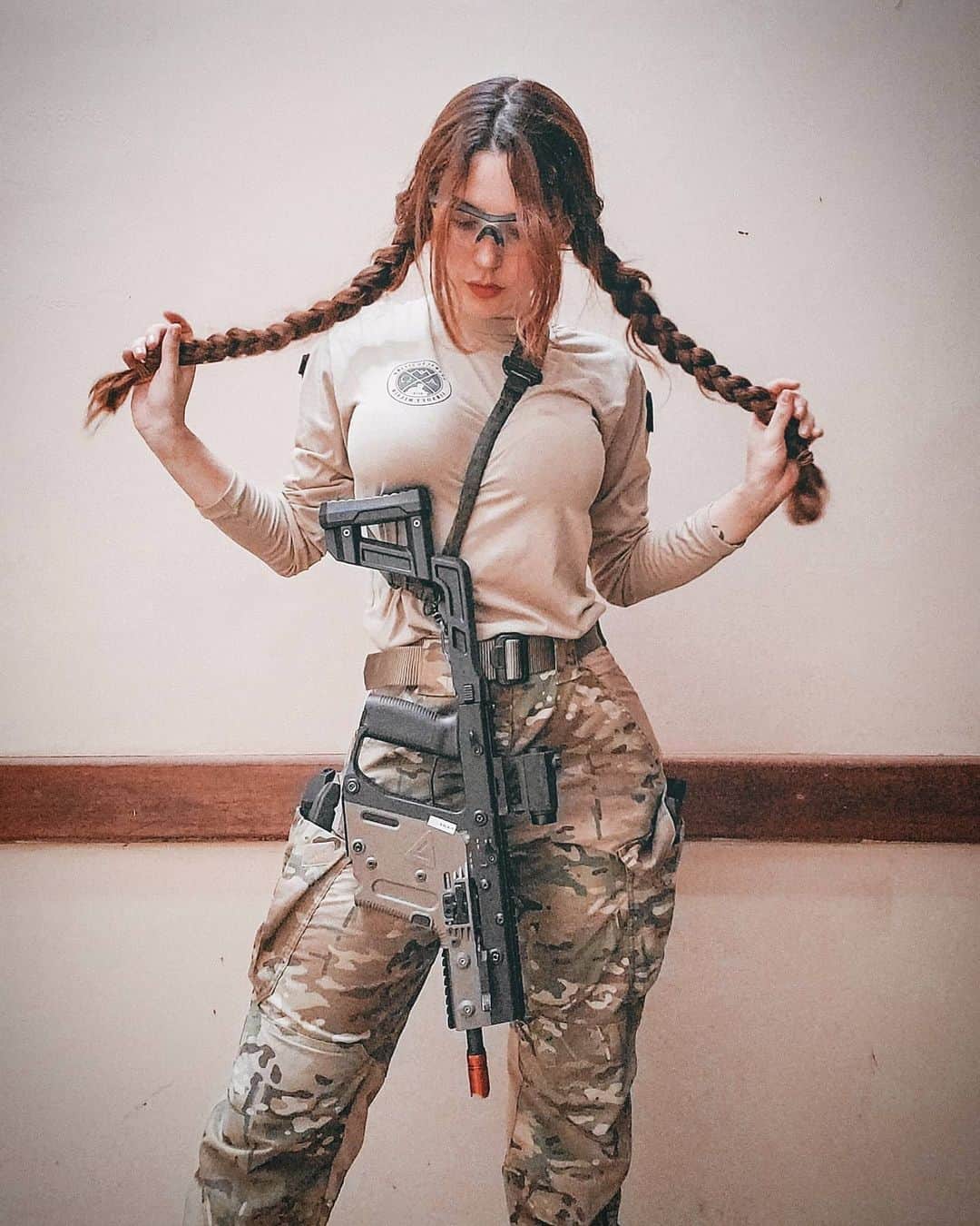 Anna Vargasのインスタグラム：「Na hora de montar o loadout pra um jogo, sempre existe uma escolha entre Conforto x Segurança. Esse era um jogo forfun de no máximo 3 horas, em um campo com grande área construída e uma área externa tomada pela vegetação do Cerrado. Dessa vez, optei por mais conforto (térmico especialmente, devido ao clima da nossa região) e mobilidade. Calça tática e camiseta de malha leve com mangas longas pra proteger do sol. Apesar de não aparecer na foto, nunca abro mão da máscara em CQB. Mas, pra quem fica muito preocupado em usar plate carrier pela proteção do tronco, não sei se vale muito a pena. Ao menos na minha experiência, a maioria dos tiros costumam atingir braços e pernas. Dessa vez não foi diferente. Então penso que, no airsoft, em que um tiro no tronco não põe a vida do jogador em risco, o colete acaba servindo mais pra carregar tralhas e bolsa de hidratação (o que não é necessário em todo jogo) e pelo embuste mesmo (no bom sentido: traz mais realismo, inclusive na questão do desgaste físico maior, especialmente se o jogador se propuser a usar placas com peso semelhante às reais). O que quero dizer é: não existe uma regra pra montar o seu kit. Avalie o contexto e, de acordo com os seus objetivos, escolha o que vai te trazer mais vantagens em cada situação. Teste tudo! Sempre! Só não monte seu loadout de uma certa maneira por motivos de "não sei, só sei que todo mundo usa assim".👊🏻🖤 . Parceiros: EQUIPAMENTOS TÁTICOS: @511tacticalbrasil . MUNIÇÃO: @spartanairsoftmunition . TREINAMENTOS TÁTICOS: @fhtreinamentosespeciais . MIRAS: @mundomira . PATCHES BORDADOS: @1ciadistintivosoficial . SITES: @sitevipinternet . CAMISETAS: @teamsix.brasil . #airsoft #airsoftbrasil #milsim #airsoftgirl #tactical #tacticool #military #airsoftcommunity #girlsandguns」
