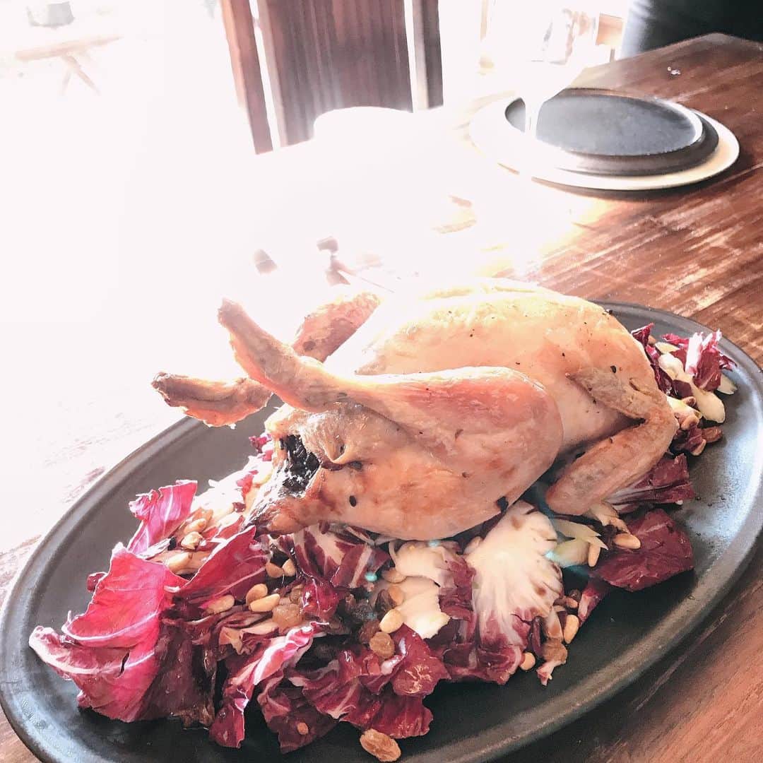 のインスタグラム：「素敵な爪先。 @accokatano 料理教室。 ・ ・ #ちょっと前の先日の料理教室 #年末のレシピ #丸鷄 #中にお米マッシュルームなど #スープパスタ も #優しい味  #鶏の足がピン #つま先まで綺麗に #ピン  #もりつけの勉強にも #イタリアン  #定期的に伺う料理教室 #仕事帰りに地元で一杯呑みながら #今日の夜ご飯どーしようかなと考える #日々のスケート帰り #最近メンテナンスでストレッチが足りないと言われた #台所ストレッチ #それじゃ足りないみたい #cooking #cookingram #italian #italianfood  #cookingclass  #tokyo」