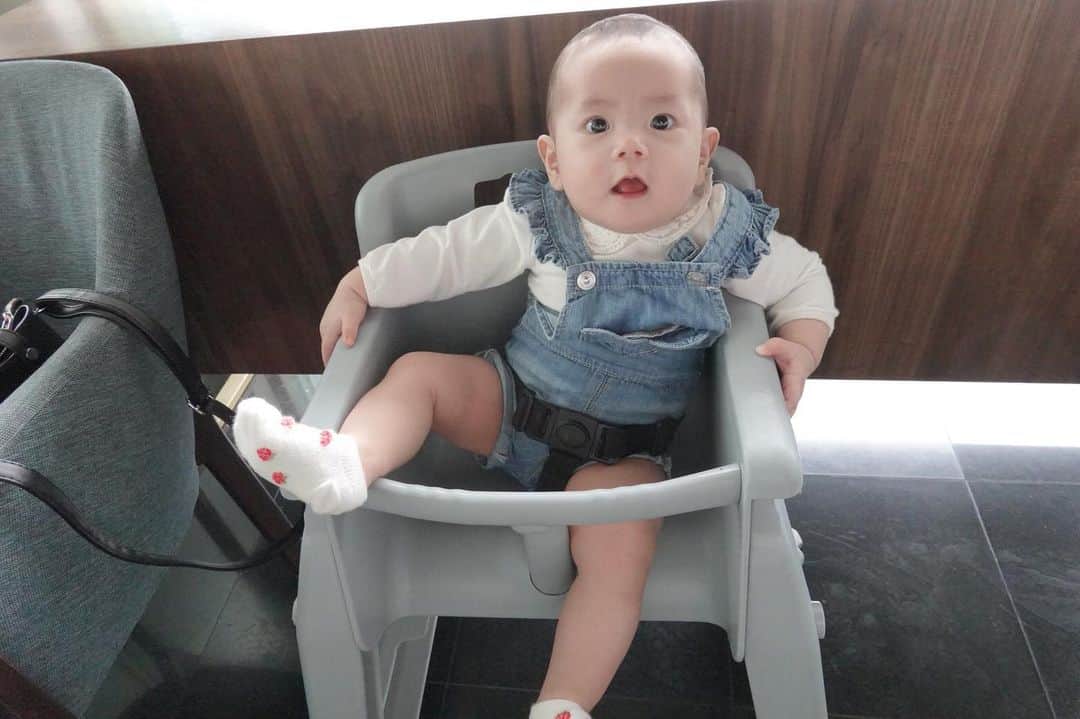アキラ・コンチネンタル・フィーバーのインスタグラム：「7manth baby👶🏻たれめちゃん、7ヶ月になりました😁👏🏻  #baby #あかちゃんのいる生活  #babygirl  #ベビー」