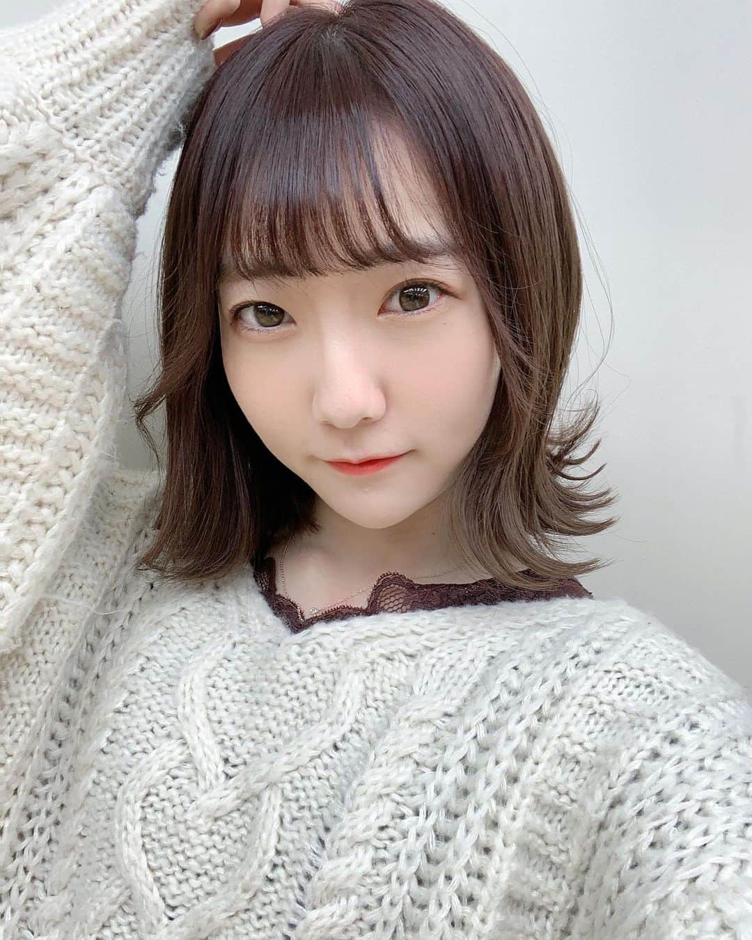 夏川愛実のインスタグラム：「﻿ ﻿ にゅーへあー💗﻿ ﻿ ほんのりピンク入れてもらったんだけど﻿ 伝わらぬ、、、笑😢﻿ ﻿ ﻿ #ニューカラー#美容院#ヘアカラー#ピンクブラウン﻿ #ボブ#ボブヘア#外ハネ#ボブヘアアレンジ﻿ ﻿ ﻿ ﻿」