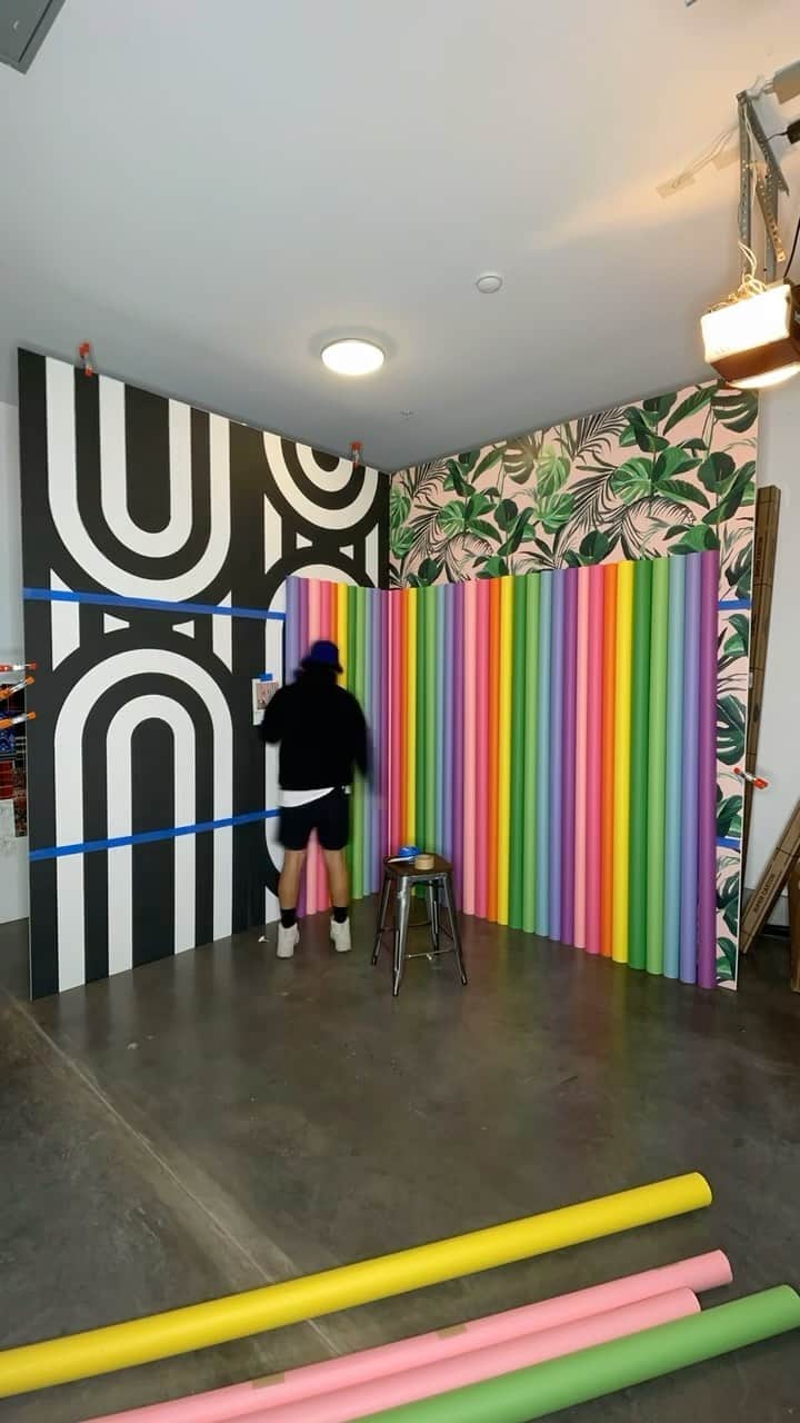 アリス+オリビアのインスタグラム：「The making of a rainbow wall! Sheets of paper cut evenly into rolls snd expertly aligned by the amazing @visualadhesive ! #rainbow #creatively」