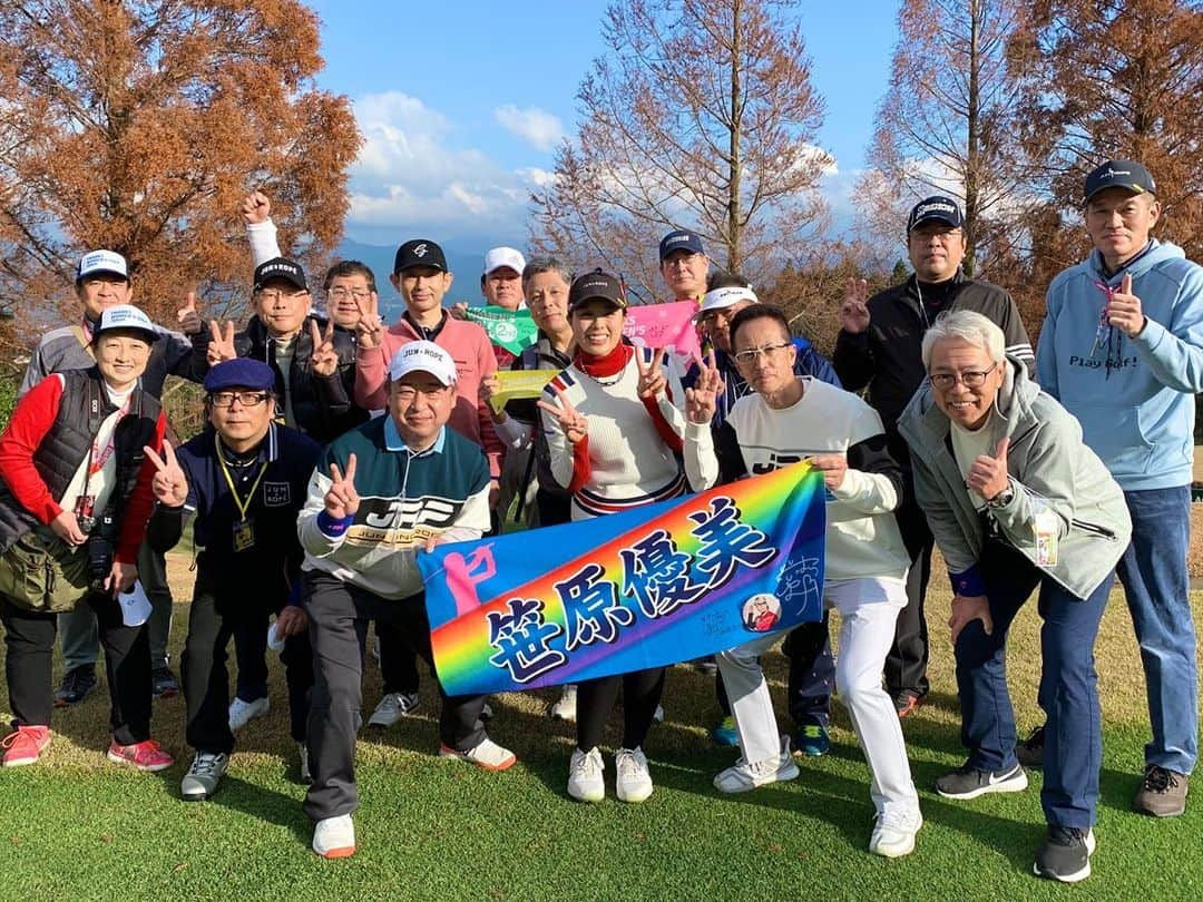 笹原優美さんのインスタグラム写真 - (笹原優美Instagram)「☆﻿ 第二回『Thanks Women's Golf Tour』﻿ 無事に開催されました🥰⛳️﻿ @twgtour  前回とは打って変わって天気の心配がなく、﻿ 12月とは思えない最高のコンディションでしたね🏌️‍♀️☀️﻿ ﻿ 載せた写真は私のサポーターの皆さんと📷💓﻿ 写真のときだけマスクを外しました！ タイミングが合わず写真に入れなかった方もいたのが残念ですが🥺﻿ 久々に目の前でプレーを観ていただけて嬉しかったです！！﻿ ﻿ 数週間、体の状態が悪く準備不足での戦いになってしまいました💦﻿ 出来れば何事もなかったように良いプレーをしたかったのですが...﻿ あまりにプレーが悪く隠しきれませんでした😅﻿ 不甲斐ない結果で申し訳ありません！！﻿ ﻿ スイングできない時期もありましたが﻿ 会場に来てくださる皆さんに﻿ ちゃんとプレーしている姿を見せたいという思いで﻿ 今日に向けて前向きな気持ちで取り組む事ができました😊⛳️﻿ 応援の力が無ければここまで回復することもできなかったと思います🍀﻿ 本当にありがとうございました！！﻿ ﻿ でも、もっとちゃんとドライバーを飛ばしたかったです😭﻿ 良いショット、良いパッティングをしたかった。﻿ 怪我を言い訳にするのは良い加減ほんとに嫌なので、﻿ もうこんな風になりたくない！という強い気持ちで今後も取り組みます🏌️‍♀️‼️﻿ ﻿ ﻿ 試合中の動画などはまた改めて載せようと思います！﻿ このような素晴らしい大会を開催してくださった﻿ TWGT関係者の皆さま。﻿ 応援してくださった全ての皆さま。﻿ 本当にありがとうございました😊！！﻿ ☁️﻿ ☁️﻿ #TWGT #ThanksWomensGolfTour #TWGTour﻿ #裾野カンツリー倶楽部  #ゴルフ #golf #高爾夫 #高尔夫﻿ #アスリートとファンの関係を再構築する﻿ #スポーツはライブ﻿ #USGTFマスターティーチングプロ#和田泰朗﻿ @hiroaki_wada」12月11日 21時40分 - yumi_sasahara_official