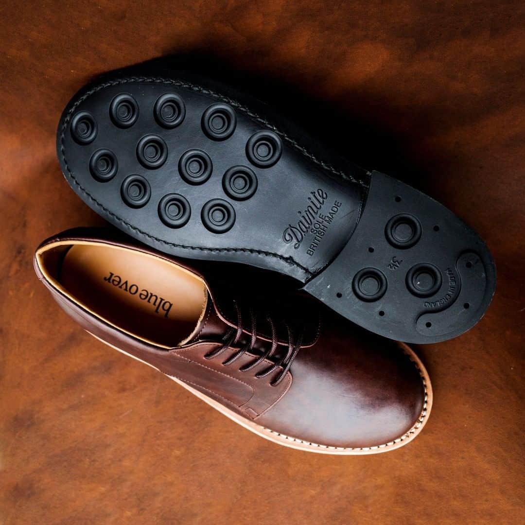 struct by blueover さんのインスタグラム写真 - (struct by blueover Instagram)「職人が手作業ですくい縫いした九部仕立てハンドソーンを採用し、中底をベンズにするなど高級紳士靴の仕様ながらも、履き口にスポンジを入れてblueoverならではの快適なスニーカーの履き味をあわせもった、blueoverの現ラインナップで最もハイエンドなモデル”PHOLUS”のカスタムオーダー会をストラクトで開催します。  ソールは、100年以上変わらない意匠のドレッシーな雰囲気のダイナイト（写真1/2枚目）、武骨なコマンド（写真3/4枚目）、そして定番と同仕様のEVA+ビブラムソールの3種類からお選びいただけます。 レザーの3種類6色とあわせて、全18通りのカスタムが可能です。 詳しくはNIKKIへ。 - ○PHOLUSオーダー会 PHOLUSのカスタムオーダーをしていただけます @struct_blueover にて、2020年12月12日(土)-12月27日(日)開催 ※期間中土日祝営業に加え、23日(水)から25日(金)も営業 - #ダイナイト #コマンドソール  #blueover #blueover_pholus #オーダー会 #日本製スニーカー」12月11日 21時40分 - blueover_struct
