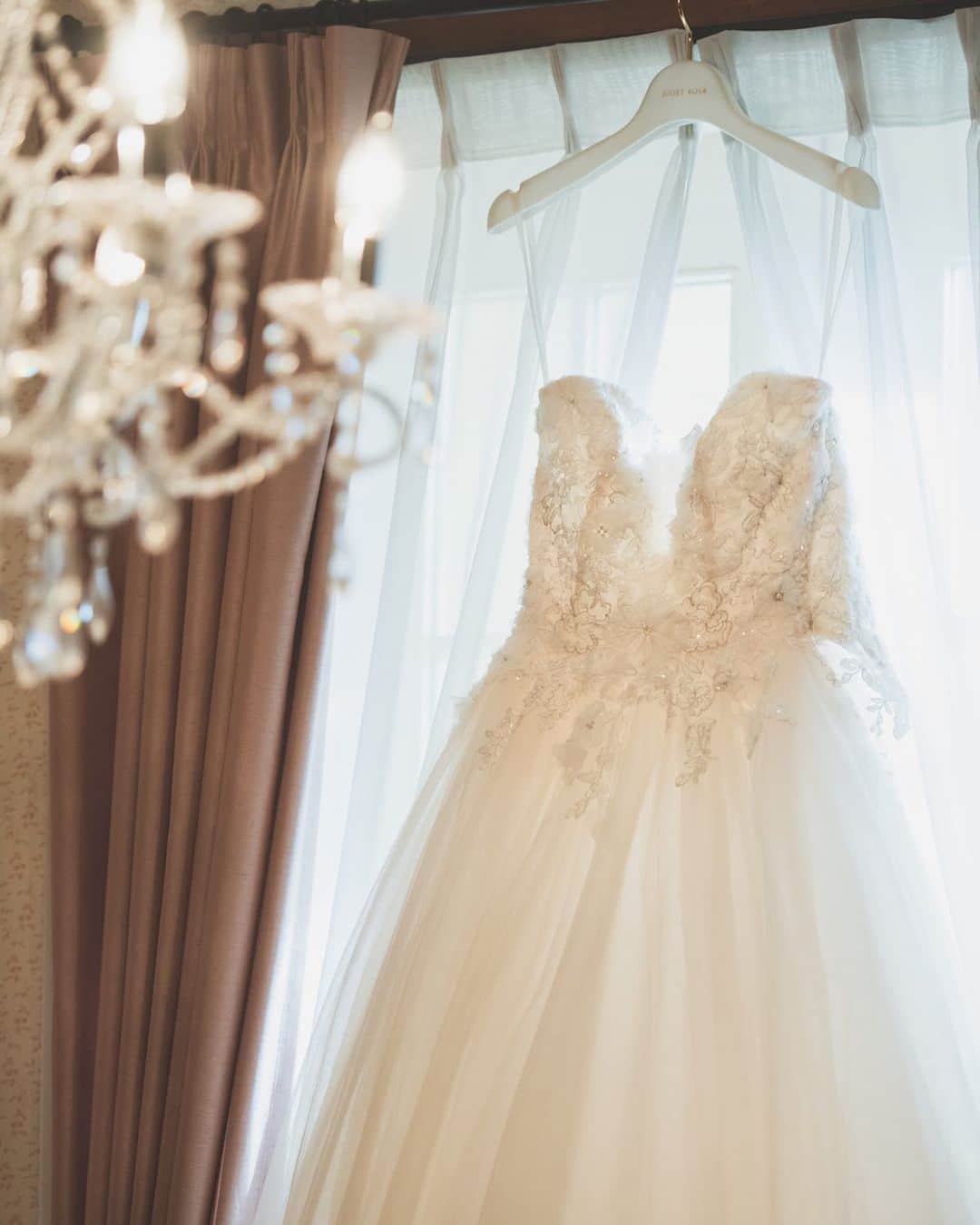 ヴィラデマリアージュさいたまのインスタグラム：「南フランス結婚式の街﻿ ﻿ 一生に一度の運命の1着✨ 初めてのドレスのお打ち合わせから 当日のヘアメイクまで ずっと同じヘアメイクスタイリストがお手伝いさせていただきました ﻿ ずっと一緒だからこそ 新婦様のお好みがわかったり 本当にお似合いになるものをご提案させていただけます  　﻿ ﻿ ブライダルフェアのご予約は﻿ InstagramのDM・プロフィール欄URLヴィラデマリアージュの公式ホームページにて﻿ ﻿ ﻿ #villasdesmariages#ヴィラデマリアージュ#ヴィラデマリアージュさいたま#結婚式レポート#結婚式場#ウェディング#wedding#ブライダルフェア ﻿ #式場見学#大宮結婚式場#結婚式場探し#式場探し#南フランス#コンセプトウェディング#ガーデンウェディング#プレ花嫁#プレ花嫁準備#プレ花嫁さんと繋がりたい#卒花嫁#卒花嫁レポ#卒花嫁さんと繋がりたい#さいたま#さいたま結婚式場」