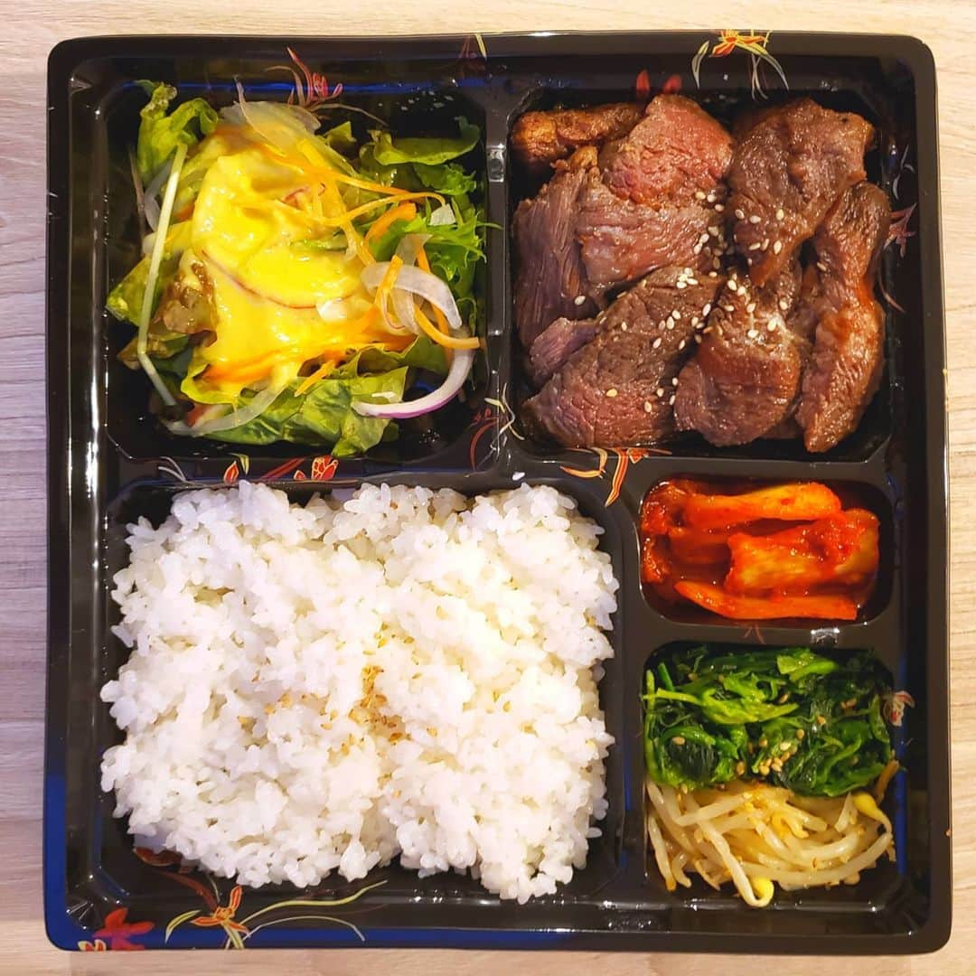 布川敏和さんのインスタグラム写真 - (布川敏和Instagram)「〝本日の晩飯〟 ミスジとザブトンの焼肉弁当 🍱=ヽ(๑´ڡ`๑)」12月11日 21時53分 - fukawatoshikazu