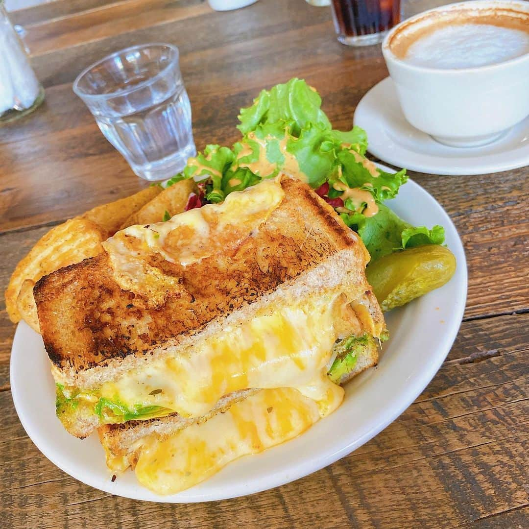 奥原ゆきのさんのインスタグラム写真 - (奥原ゆきのInstagram)「大好きなチーズのお店に行ってきたよ🧀 チーズとアボカドのサンドウィッチ🥪 ボリュームがあってお腹いっぱい🤭 チーズ好きの方は是非伸ばしに行ってみてね😆  #二子玉川グルメ #二子玉川カフェ #二子玉川ランチ #二子玉川テイクアウト #チーズ #ミディアムヘア #のびるチーズ」12月11日 21時46分 - yukino_okuhara