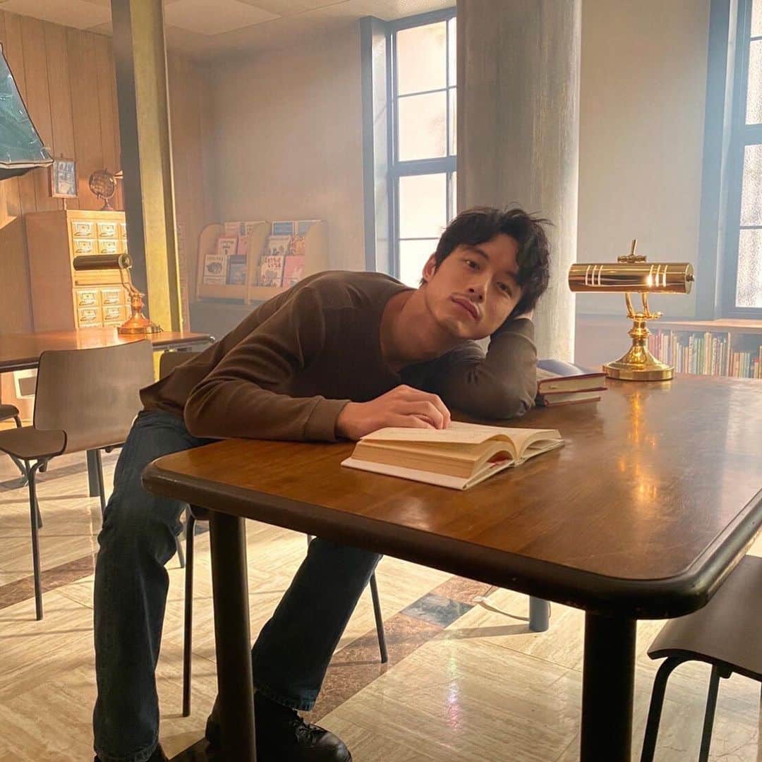 【公式】３５歳の少女のインスタグラム：「おまえも俺に会えると思った？早くこっちおいでよ？﻿ ﻿ みんな大好き彼氏風結人くんの時間だよ🤗💓﻿ 週末デートに図書館はいかが？😘﻿ ﻿ #待ち合わせせずに彼氏と会えたなうに使っていいよ﻿ #結人くんに会える思い出の図書館がある世界線どこ﻿ #偶然じゃないよ必然だよ﻿ #スワイプしてみてね👉﻿ #溢れるリアコ感﻿ #三十五歳の少女﻿ #35歳の少女﻿ #日テレ﻿﻿ #明日よる10時最終回﻿ #坂口健太郎」