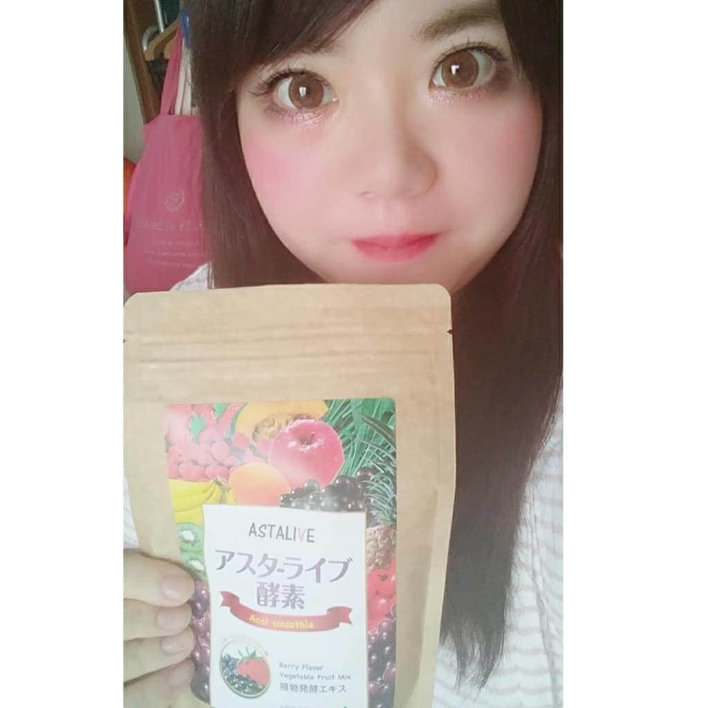 hoshizaki eriのインスタグラム：「. ASTALIVE酵素スムージーを 飲んでいます♡ . 味が凄く美味しいから 無理なく続けられる♡ . 合成保存料、合成甘味料不使用で 安心安全♡ . 1回分8gで約33kcalと低カロリー♡ . 食物繊維たっぷりのチアシードと グルコマンナンがお腹の中で膨れて 満腹感がある♡ . 100種類以上の植物発酵エキス配合、 チアシード入り、ビタミンミネラル群も たっぷり栄養たっぷり！♡ . 7種類の穀物を使用した麴が 体の調子をサポートしてくれて スッキリ感がある♡ . などなど、良い点ばかり！ 飲み続けて更にスッキリボディを 目指したいです♡ . . #astalive #酵素スムージー #酵素 #ダイエット #pr #diet #bodycare #beautycare #bodymaintenance #ボディケア #美味しいスムージー #smoothie #pleaselikeit #likebackalways #followme #followback #相互フォロー @astalive」