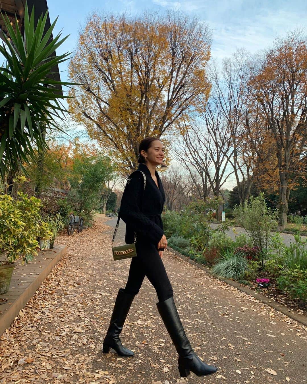 のインスタグラム：「🥀 today's fashion お気に入りの @ll_by_michelle  の足長ブーツ履いてお散歩日和🍁 しかし歩きやすい👢🍂  #みちしふく #llbymichelle #ニーバイミッシェル #winter #ootd」