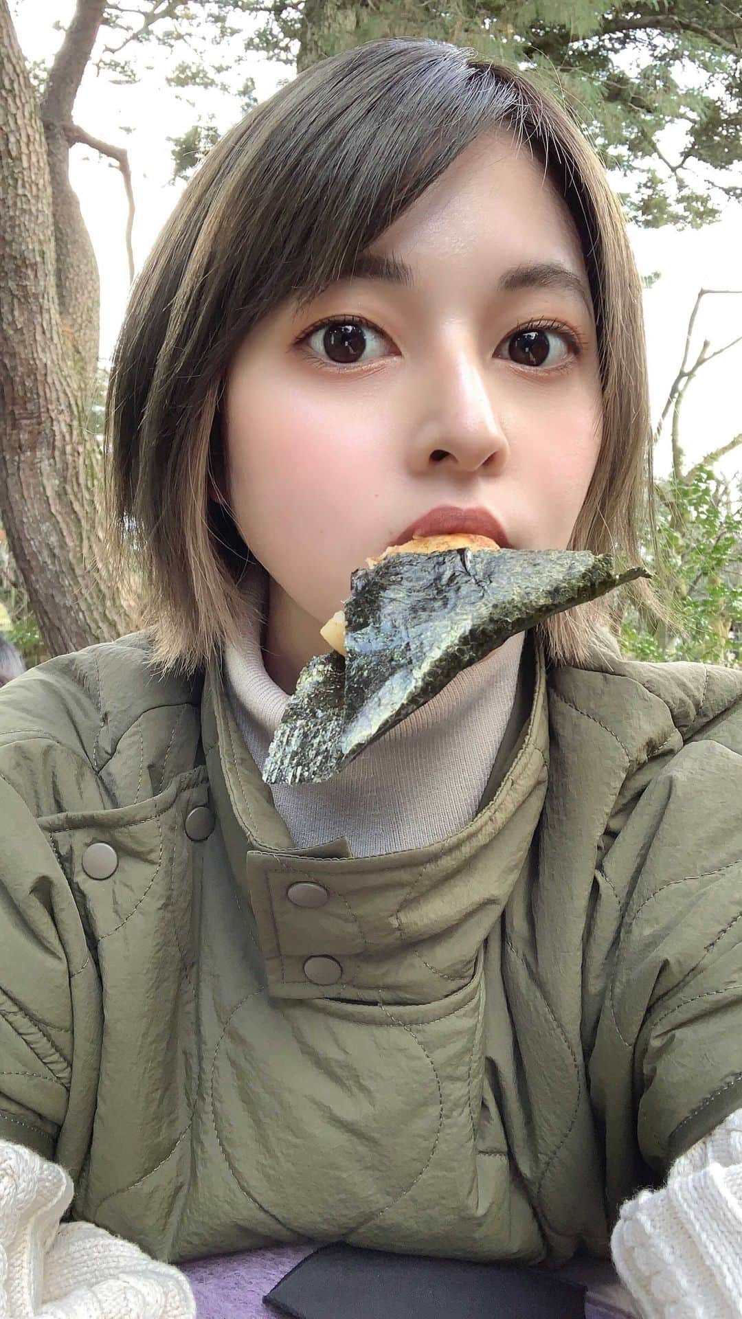えなちぃのインスタグラム：「#金沢旅行 1日目🚅 気温がちょうど良くて、 自然も見れて、美味しい物も 食べれて満足すぎた🥺❤️ 納豆餅がうますぎだったなぁー  この日の#小柄コーデ  トップス→ラグナムーン ベスト→アングリット ボトムス→ @andmyme.official   リブニットパンツはブラウンが好きです！ 移動中も楽だし、合わせ方でお洒落に見えるよ✨」