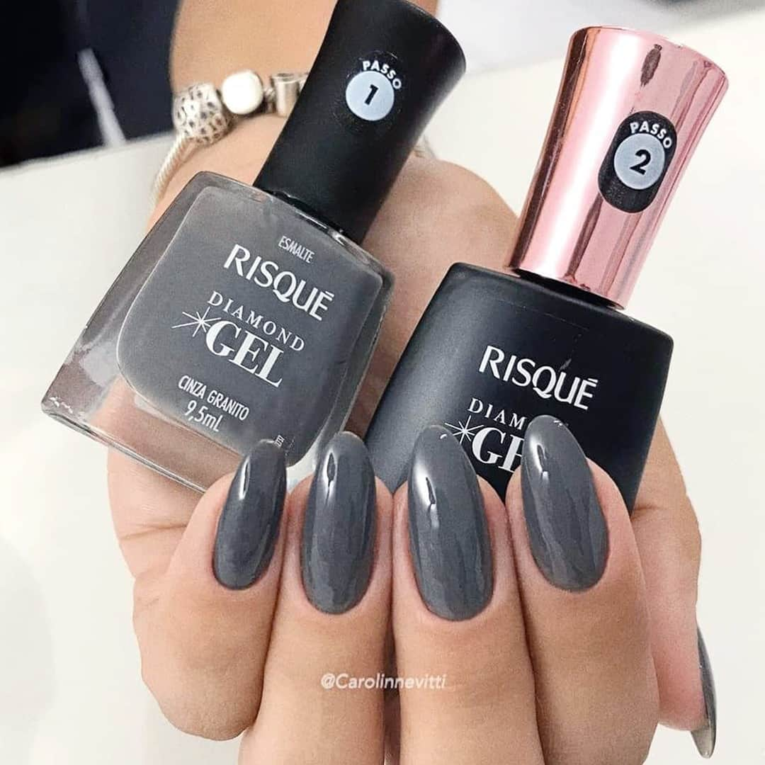 Risqueさんのインスタグラム写真 - (RisqueInstagram)「Unhas com muita elegância? Temos por aqui. A @carolinnevitti escolheu #CinzaGranito, da linha #RisquéDiamondGel, para acompanhar ela nas unhas da semana. Esse resultado foi possível graças aos dois passos básicos da linha: esmaltar com a Cor (Passo 1) e finalizar com uma camada fina de Top Coat Fixador (Passo 2), item obrigatório pra dar o #EfeitoGel. Quer aparecer por aqui? Poste uma foto usando a #RisquéDaSemana. A gente AMA ver os resultados 💅 ⠀ #TáNasNossasMãos #Risqué #Unhas #ViciadaEmVidrinhos #UnhasColoridas #Nails #EsmaltesRisqué」12月11日 22時03分 - risqueoficial