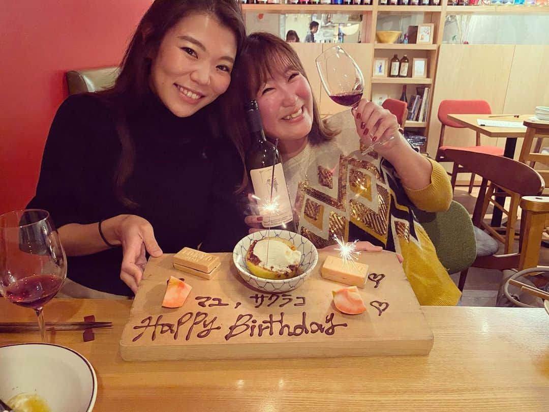 Kamada Sakurakoさんのインスタグラム写真 - (Kamada SakurakoInstagram)「📍#mushamusha   27歳、最後の日は 大好きなまゆちゃんと♥️  @mm_514x   出会いはNY そこから一気にググッと。 嬉しくてたまらん  出会えてよかった〜 下北沢のこのお店  @mushamusha2017   料理もワインも拘ってて 店員さんも関西の方でノリよくて サプライズ急遽お願いしたのに 心地よく受け入れてくれて 最高でした。  ほんと、感謝。 また大阪から下北沢、いきます。笑  まゆちゃん happy birthday♥️  また来年もお祝いし合おうね。笑  #birthday  #下北沢 #下北沢グルメ  #オーガニック #空間  #誕生日 #誕生日プレゼント」12月11日 22時02分 - sakurako_mahaloha