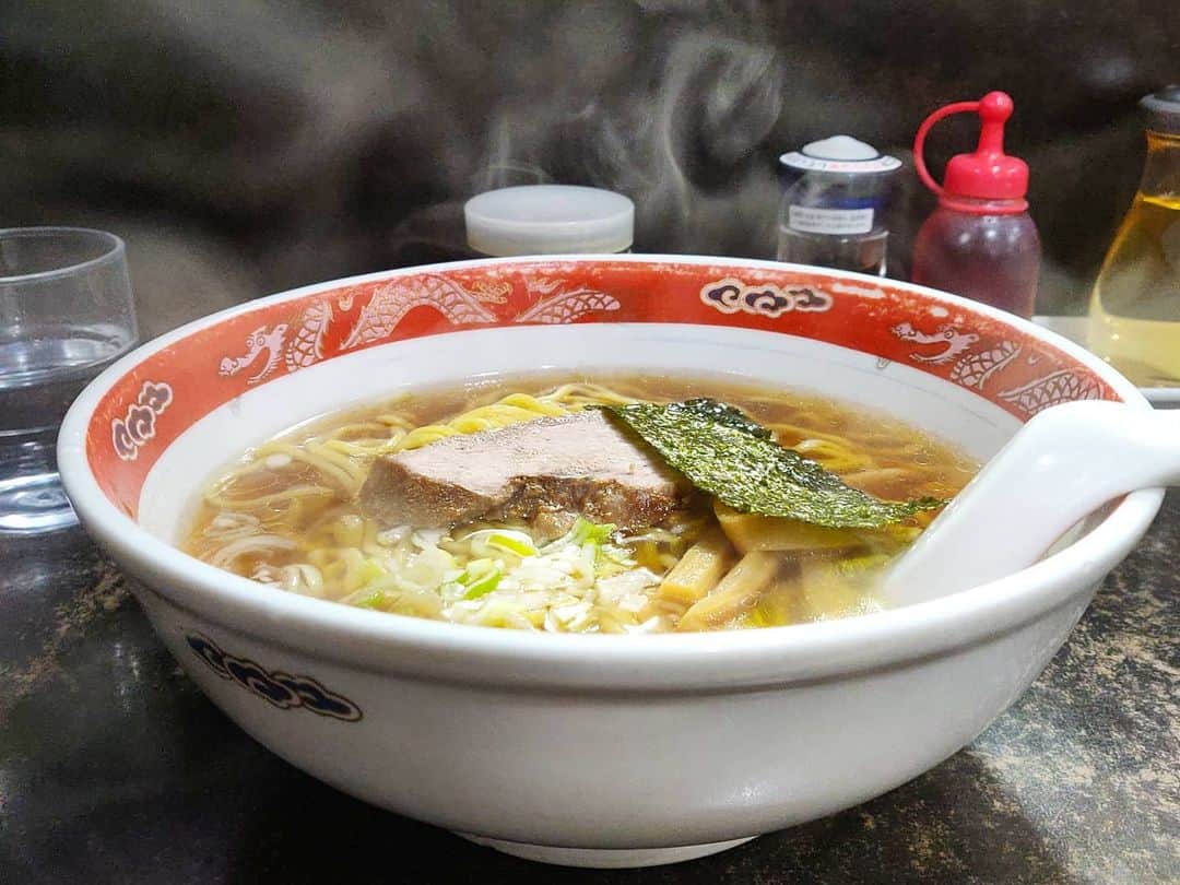 つけMen野郎のインスタグラム：「中華そば 中華そばマルナカ 久しぶりに昼飯を弁当じゃなくてラーメンにする。それもマルナカ。コロナに負けじと営業されており、カウンターにはお客さんも変わらず求めている。シンプル、だがそれがいい。そして、これが550円。いつも食べている弁当560円より安い。食に対する価値が上がる中で、この値段は素晴らしいことだ。」