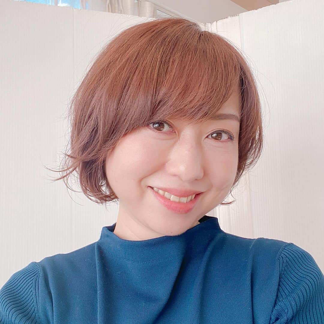 あいりさんのインスタグラム写真 - (あいりInstagram)「今日のYouTube動画はショートボブのプチイメチェン☺️  最近ずっとお世話になってる穂高さん(@hodaka )に今後のヘアスタイルを相談しながら、ヘアセットしていただきました✨ 今回もかなりお気に入り🙊💕  明日はショートボブのヘアアレンジ３つを紹介する動画を公開予定です🙌 かなり参考になるので、ぜひ楽しみにしていてくださいね😍  #ヘアスタイル #ヘアカット #ヘアカット動画 #ショートボブ #ショートボブアレンジ #ショートヘア #ショートカット #ショートスタイル #40代 #40代ヘアスタイル」12月11日 21時56分 - airi_happy