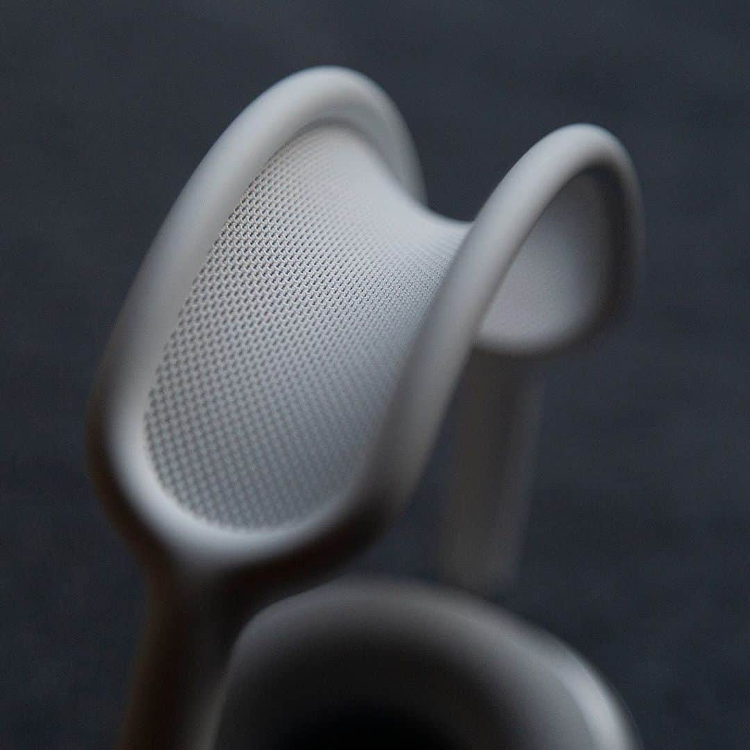 HYPEBEASTさんのインスタグラム写真 - (HYPEBEASTInstagram)「Here’s another close look at @apple’s AirPods Max. Priced at $549 USD, the headphones feature brushed aluminum shells, magnetically detachable ear cups, noise cancellation, Spatial Audio functionalities, and more. Check out more details via the link in bio.⁠⠀ Photo: Eddie Eng/HYPEBEAST」12月11日 22時06分 - hypebeast